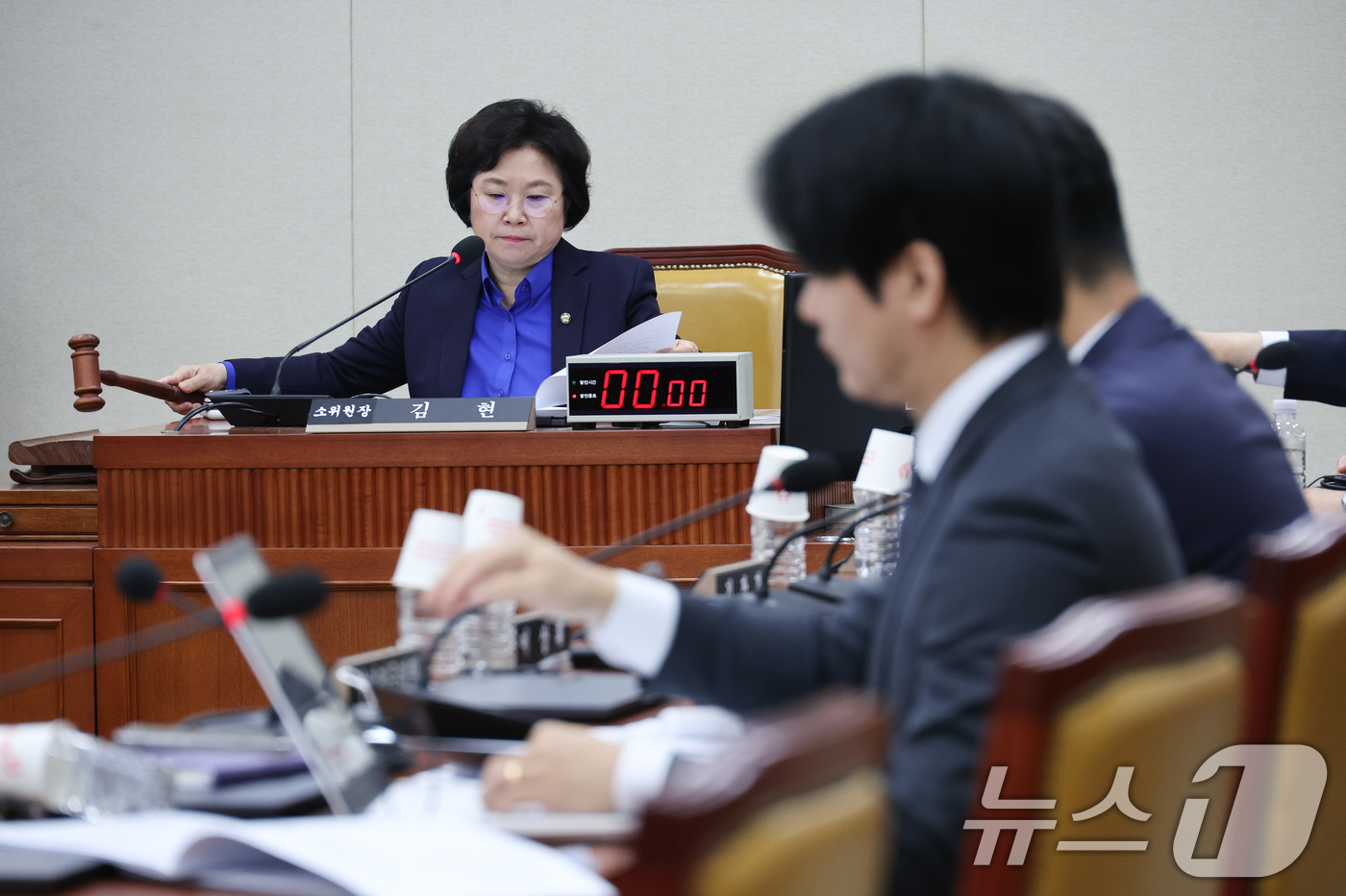 (서울=뉴스1) 안은나 기자 = 김현 과학기술정보방송통신위원회 정보통신방송법안심사소위원장이 9일 서울 여의도 국회에서 열린 방송 4법 법률안에 대한 공청회에서 개의를 알리고 있다. …