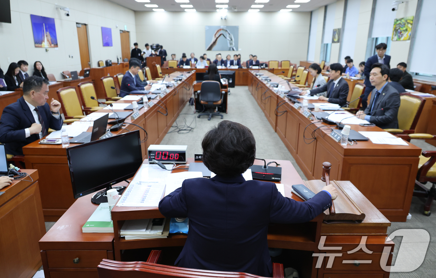 (서울=뉴스1) 안은나 기자 = 김현 과학기술정보방송통신위원회 정보통신방송법안심사소위원장이 9일 서울 여의도 국회에서 열린 방송 4법 법률안에 대한 공청회에서 개의를 알리고 있다. …