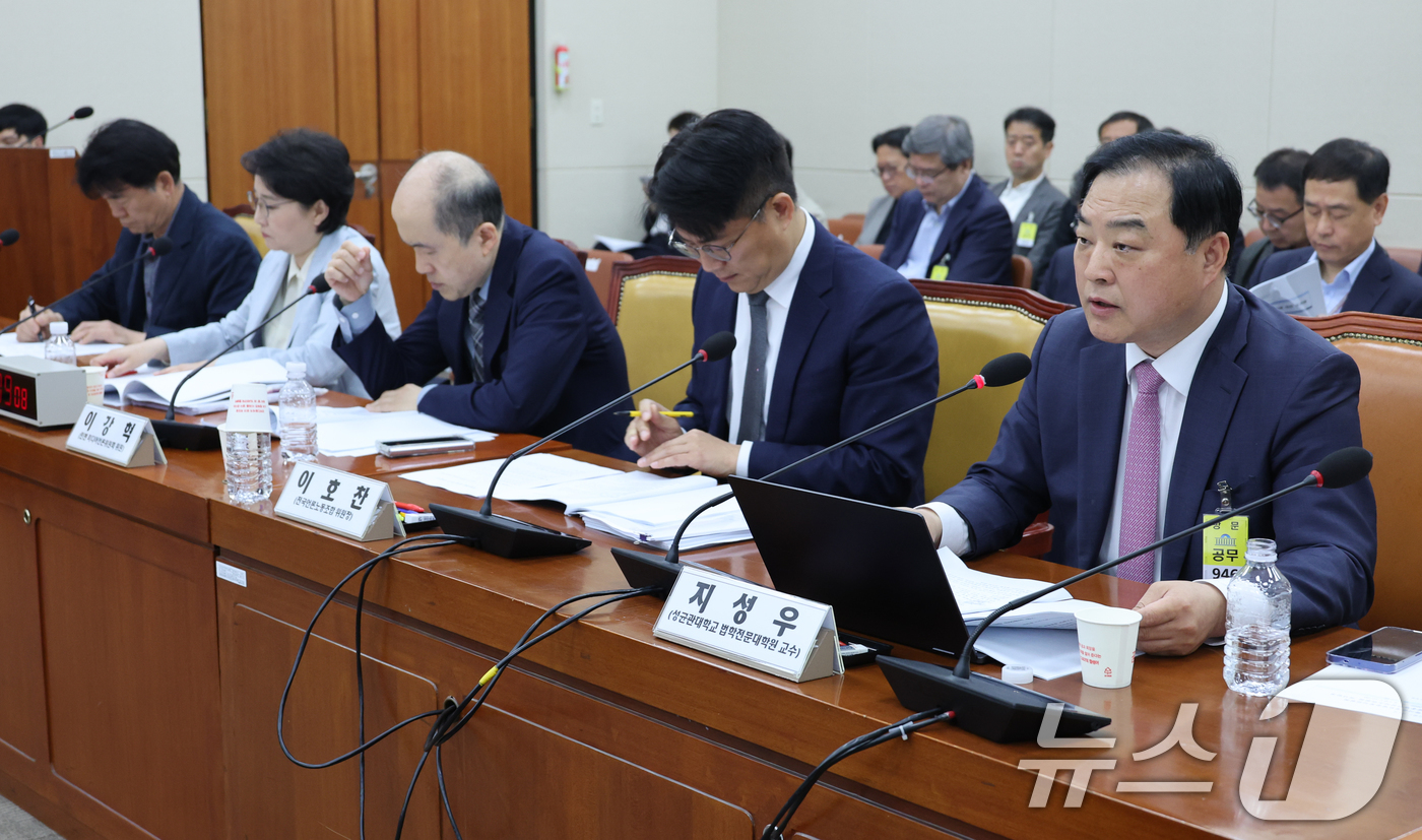 (서울=뉴스1) 안은나 기자 = 지성우 성균관대 법학전문대학원 교수가 9일 서울 여의도 국회 과학기술정보방송통신위원회에서 열린 제1차 정보통신방송법안심사소위원회 방송 4법 법률안에 …