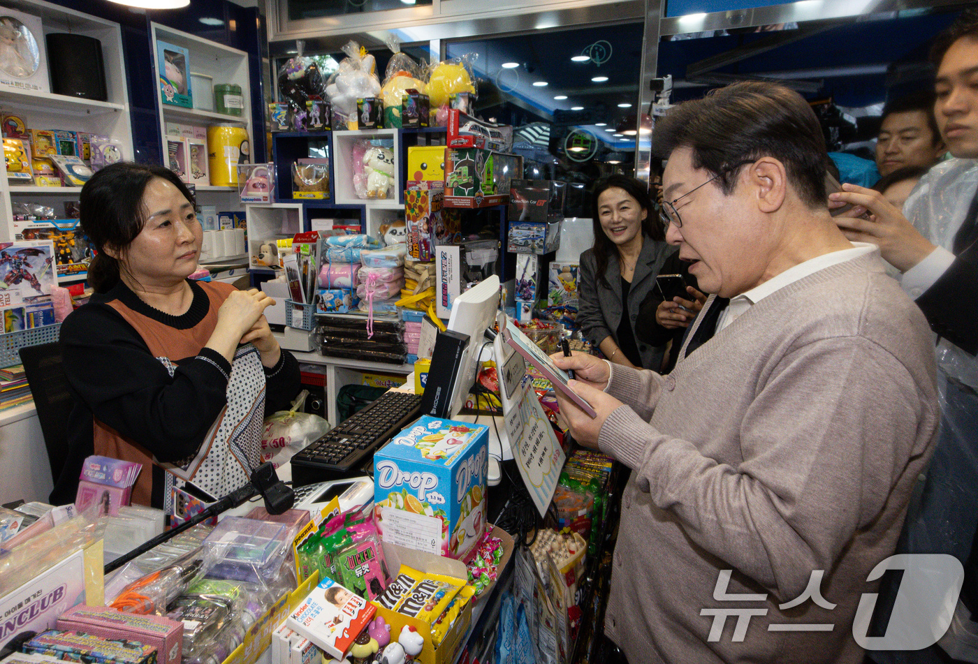 (경주=뉴스1) 이재명 기자 = 3차 경청투어에 나선 이재명 더불어민주당 대통령 후보가 9일 오전 경북 경주시 한 아파트 단지 인근에 위치한 문구점을 찾아 상인이 직접 작성한 손편 …