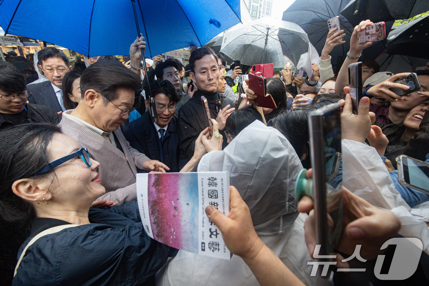 (경주=뉴스1) 이재명 기자 = 3차 경청투어에 나선 이재명 더불어민주당 대통령 후보가 9일 오전 경북 경주시 한 아파트 단지를 찾아 시민들과 대화를 하고 있다. 2025.5.9/ …