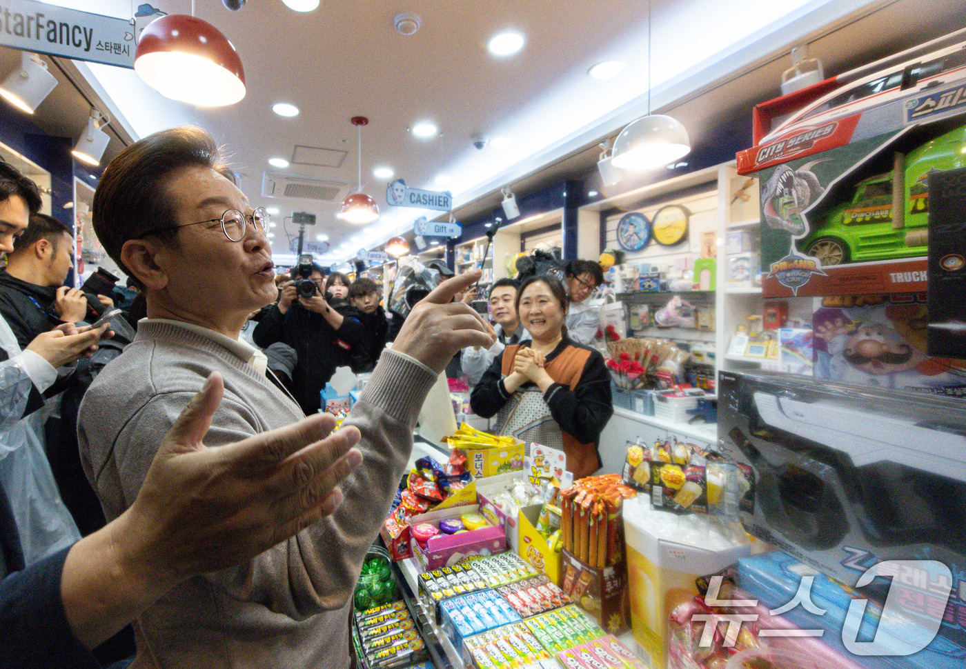 (경주=뉴스1) 이재명 기자 = 3차 경청투어에 나선 이재명 더불어민주당 대통령 후보가 9일 오전 경북 경주시 한 아파트 단지에 위치한 문구점을 찾아 상품을 살펴보고 있다. 202 …