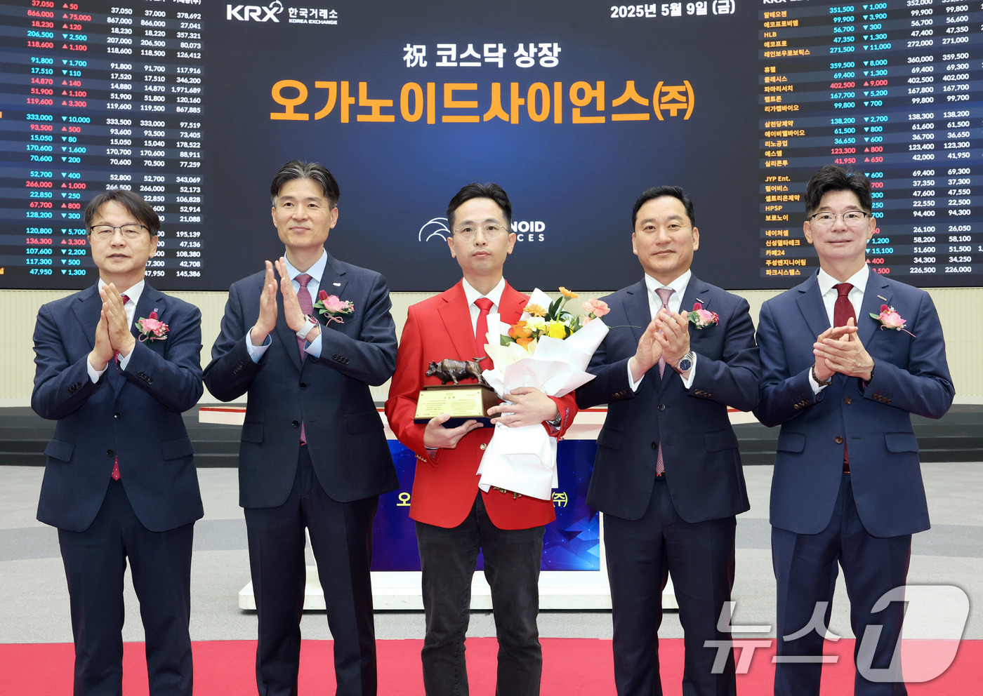 (서울=뉴스1) 이연주 기자 = 9일 서울 영등포구 한국거래소에서 열린 오가노이드사이언스의 코스닥시장 상장기념식에서 김대영 한국IR협의회 부회장, 민경욱 한국거래소 코스닥시장본부장 …