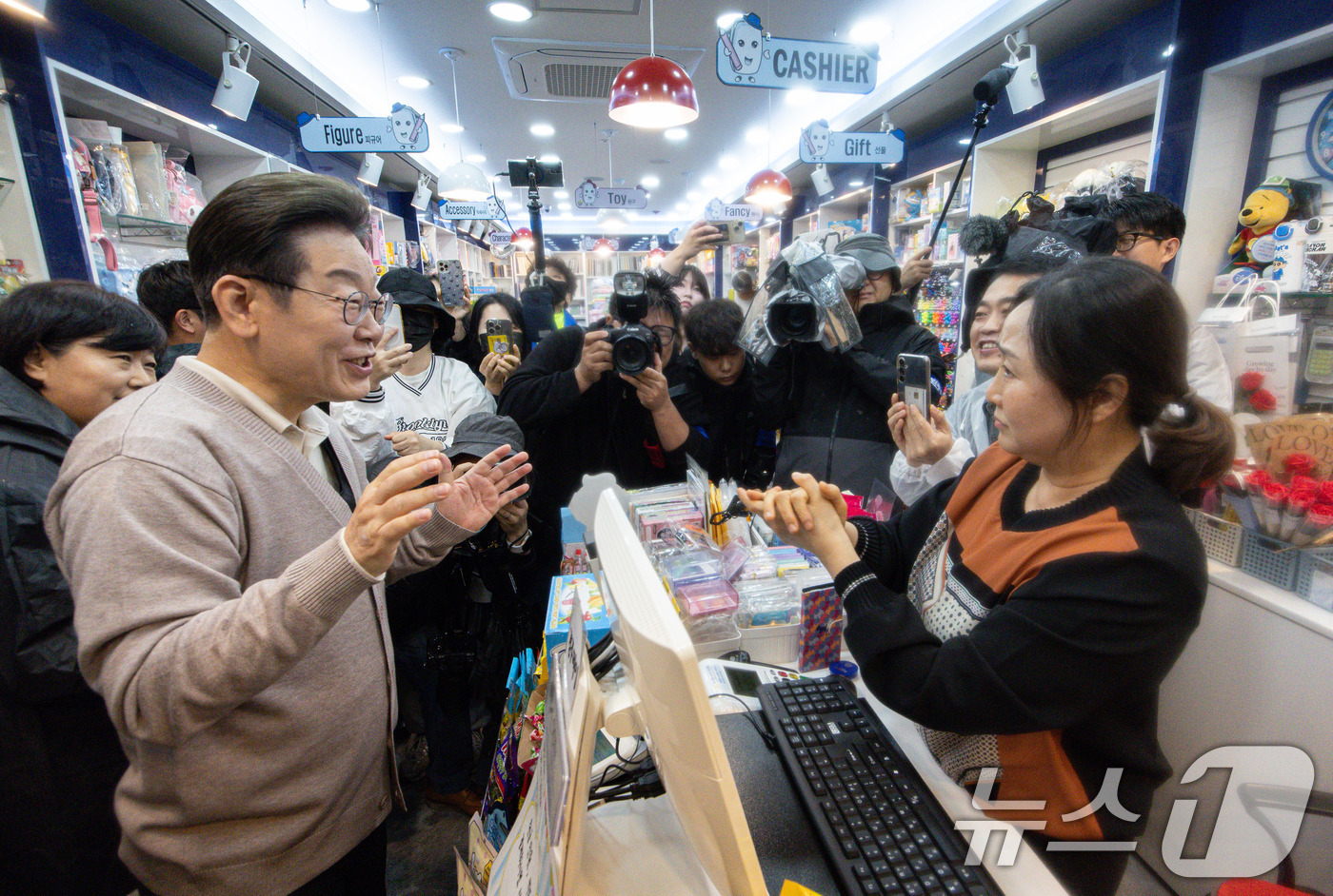 (경주=뉴스1) 이재명 기자 = 3차 경청투어에 나선 이재명 더불어민주당 대통령 후보가 9일 오전 경북 경주시 한 아파트 단지에 위치한 문구점을 찾아 상인과 대화를 하고 있다. 2 …