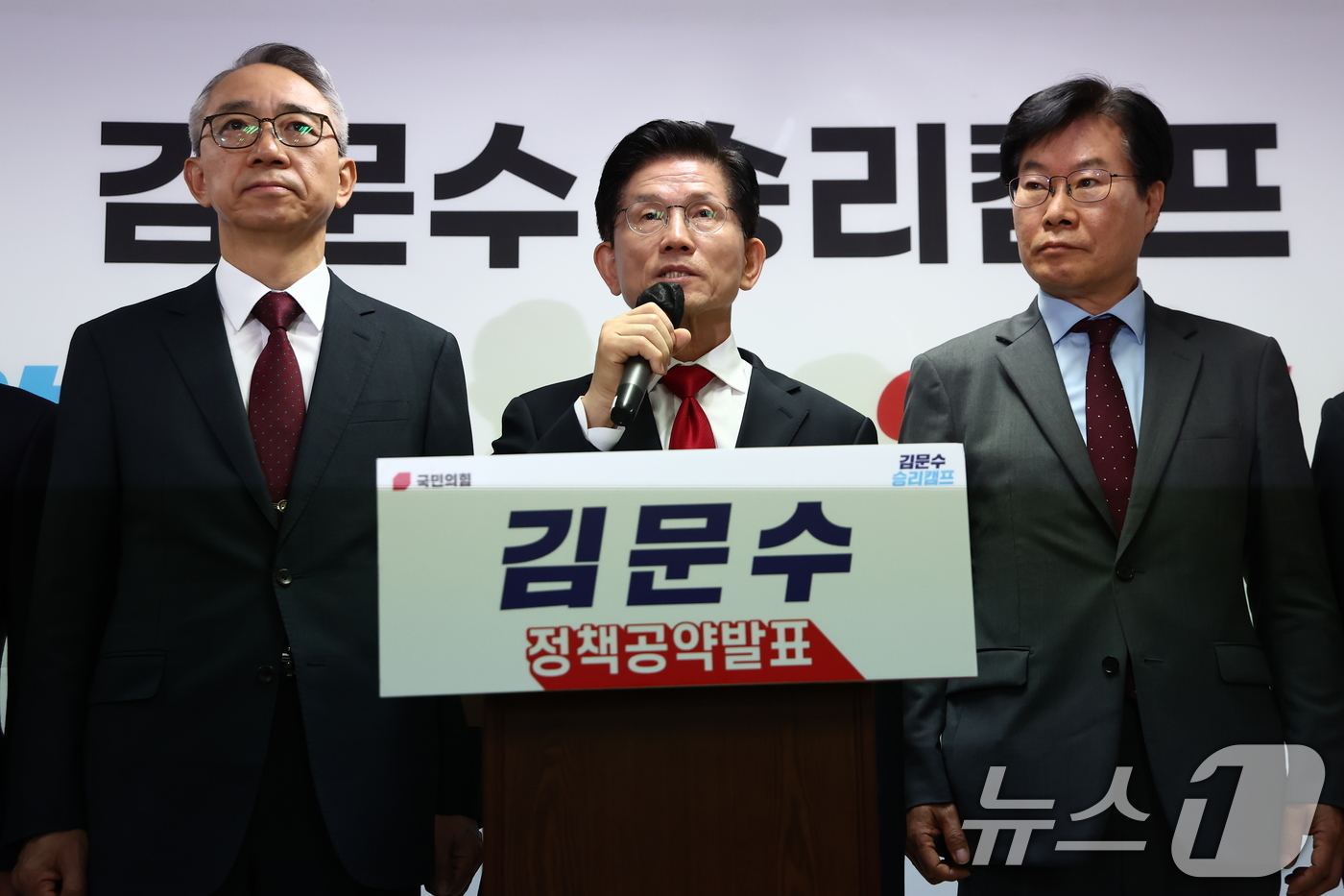 (서울=뉴스1) 김민지 기자 = 김문수 국민의힘 대통령 후보가 9일 오전 서울 여의도 선거사무소에서 북핵 억제력 강화 공약 발표 기자회견을 하고 있다. 2025.5.9/뉴스1