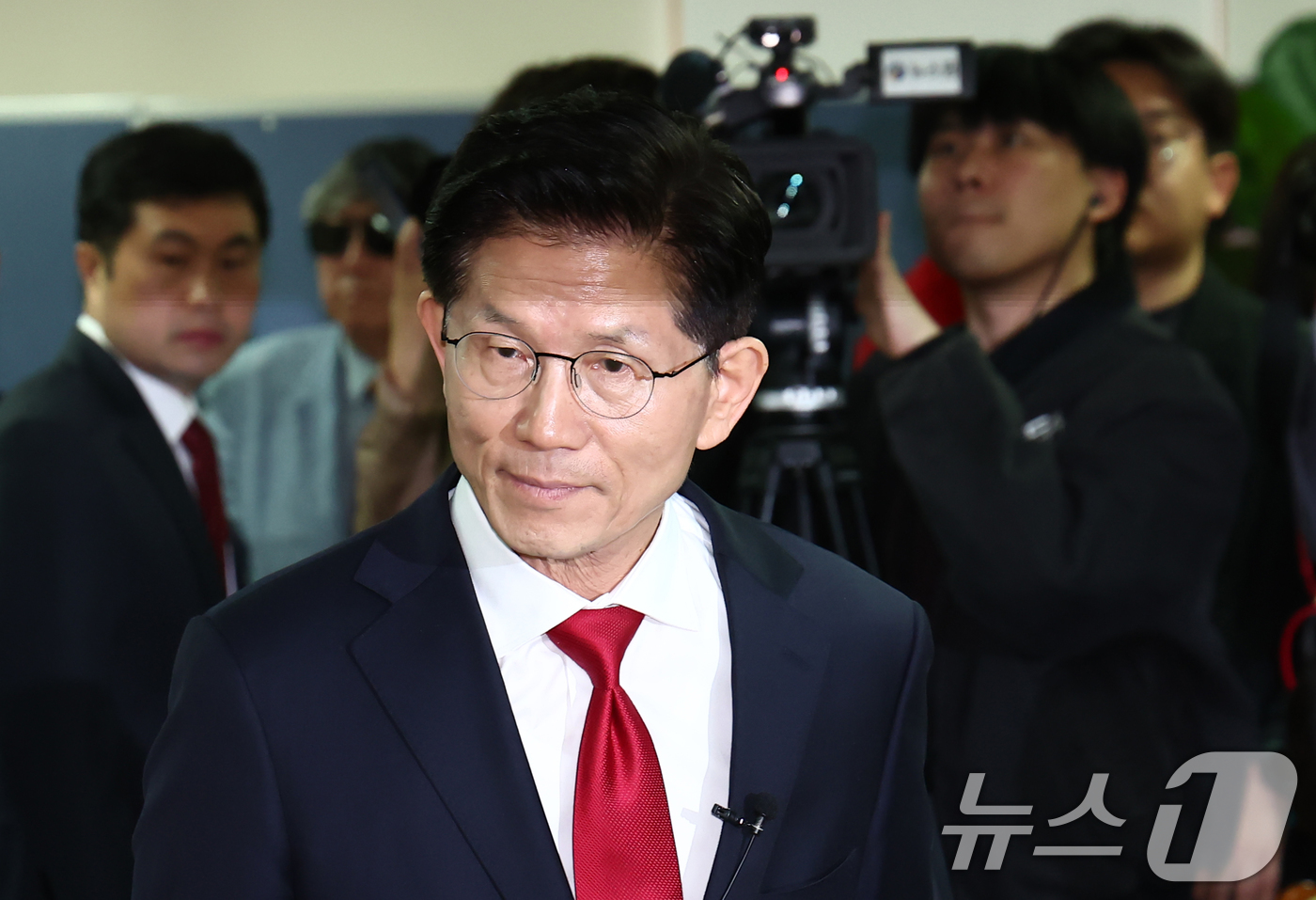 (서울=뉴스1) 김민지 기자 = 김문수 국민의힘 대통령 후보가 9일 오전 서울 여의도 선거사무소에서 북핵 억제력 강화 공약 발표를 하기 위해 입장하고 있다. 2025.5.9/뉴스1 …