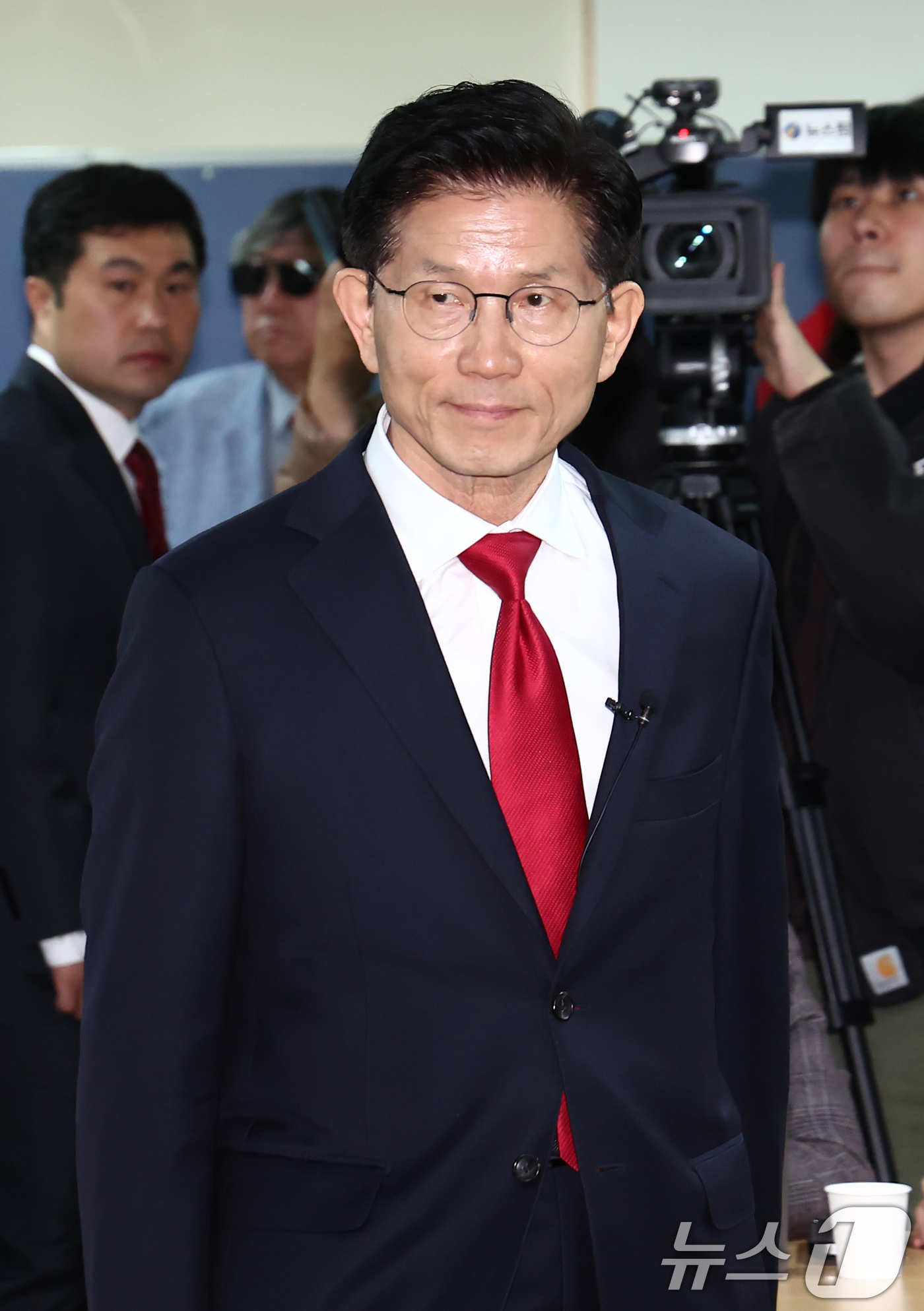 (서울=뉴스1) 김민지 기자 = 김문수 국민의힘 대통령 후보가 9일 오전 서울 여의도 선거사무소에서 북핵 억제력 강화 공약 발표를 하기 위해 입장하고 있다. 2025.5.9/뉴스1 …