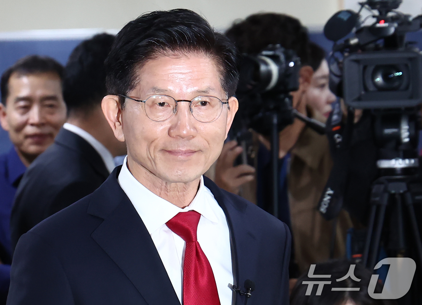 (서울=뉴스1) 김민지 기자 = 김문수 국민의힘 대통령 후보가 9일 오전 서울 여의도 선거사무소에서 북핵 억제력 강화 공약 발표를 하고 있다. 2025.5.9/뉴스1