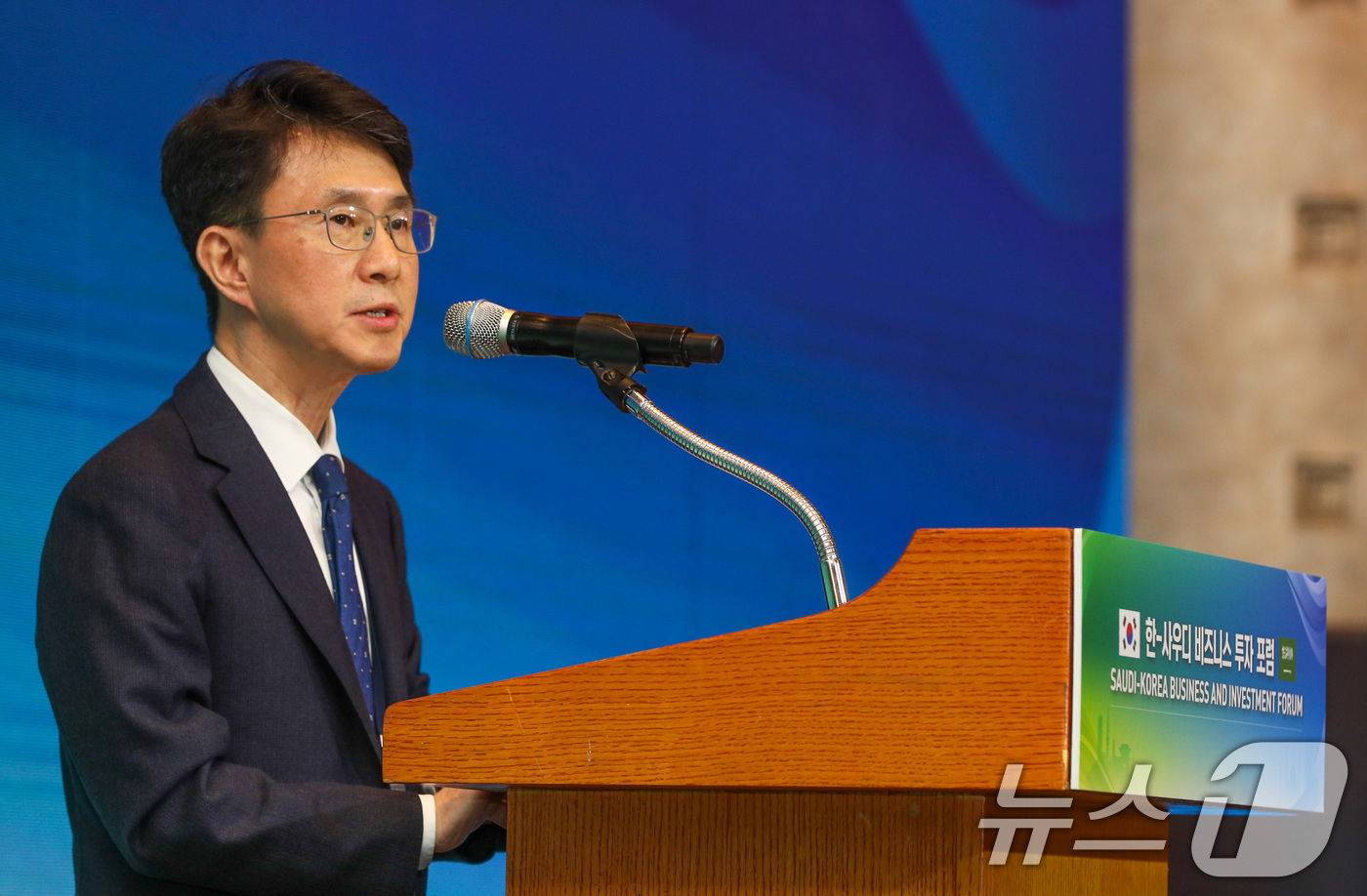 (서울=뉴스1) 이연주 기자 = 박종원 산업통상자원부 통상차관보가 9일 서울 중구 롯데호텔에서 열린 '한-사우디 비즈니스·투자 포럼'에서 축사를 하고 있다. (산업통상자원부 제공. …