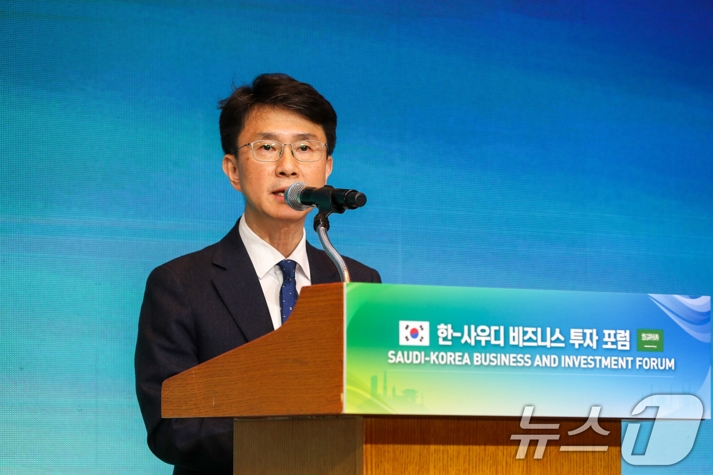 (서울=뉴스1) 이연주 기자 = 박종원 산업통상자원부 통상차관보가 9일 서울 중구 롯데호텔에서 열린 '한-사우디 비즈니스·투자 포럼'에서 축사를 하고 있다. (산업통상자원부 제공. …