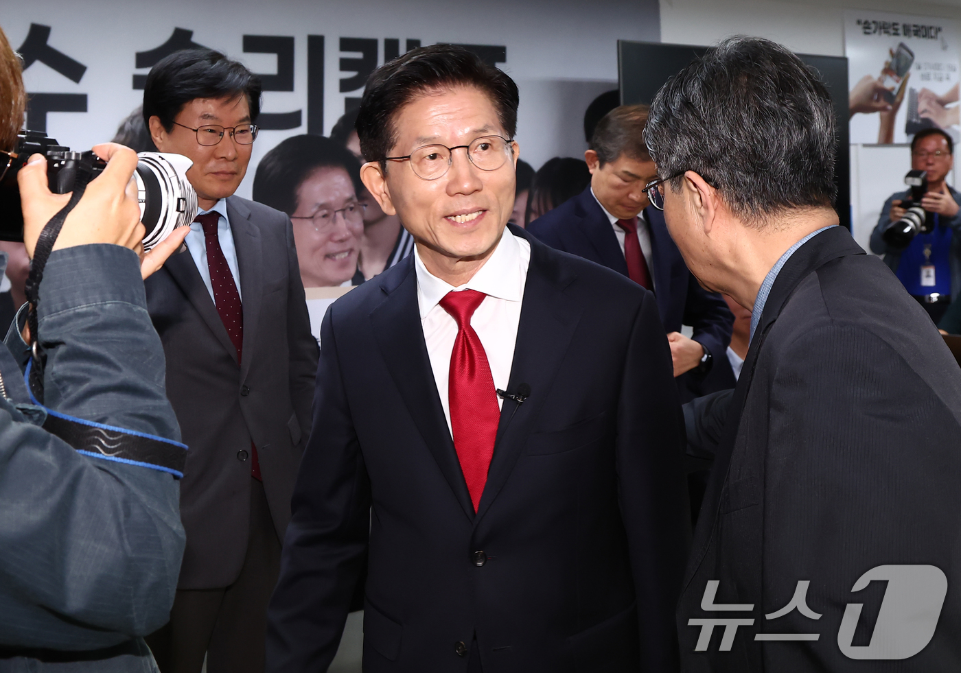 (서울=뉴스1) 김민지 기자 = 김문수 국민의힘 대통령 후보가 9일 오전 서울 여의도 선거사무소에서 북핵 억제력 강화 공약 발표를 하고 있다. 2025.5.9/뉴스1