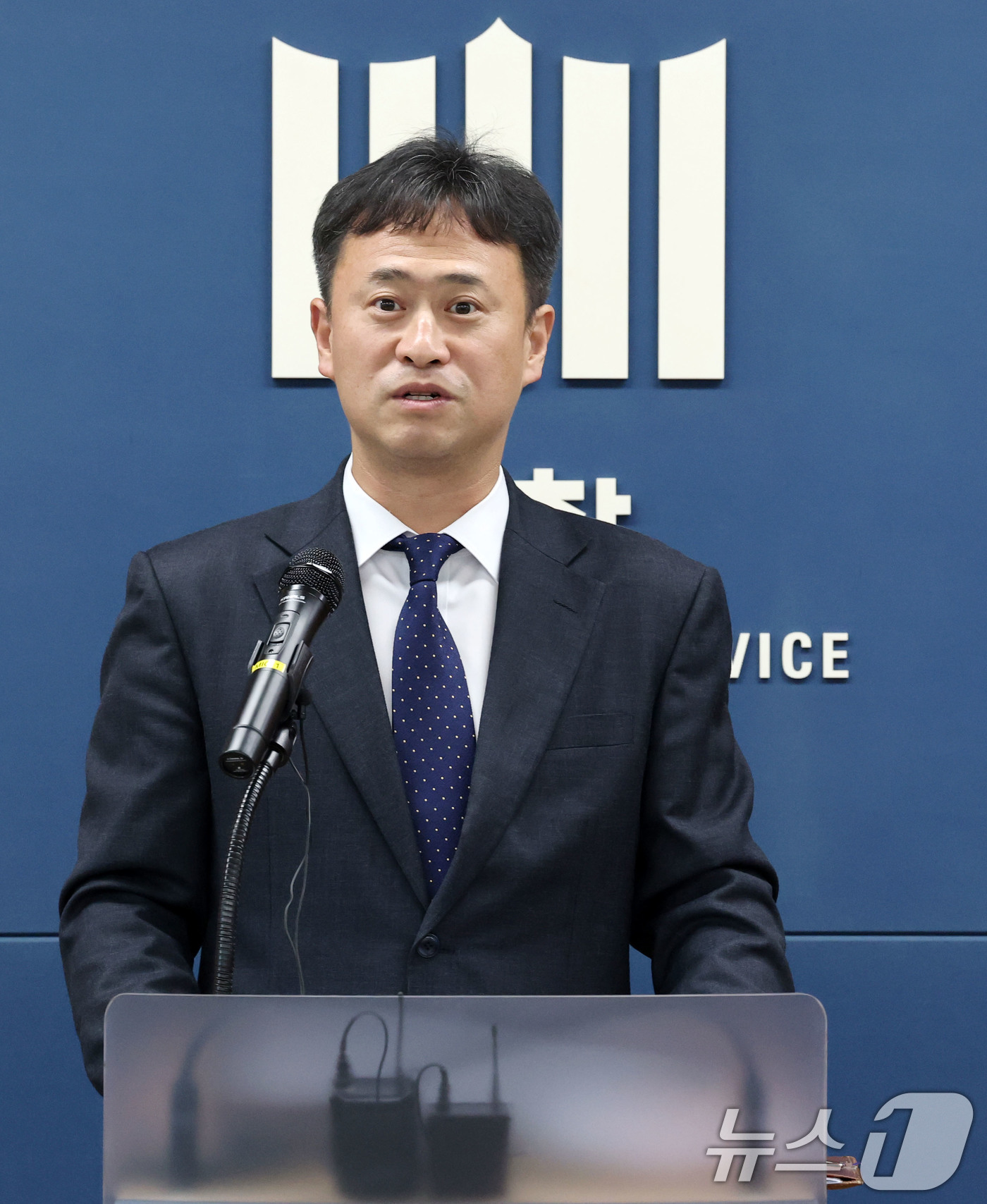 (서울=뉴스1) 박세연 기자 = 김용식 서울중앙지검 공정거래조사부장이 9일 오전 서초구 서울고등검찰청에서 미국 법무부와의 MOU를 기반으로 공조한 주한미군 관련 입찰담합 사건 수사 …
