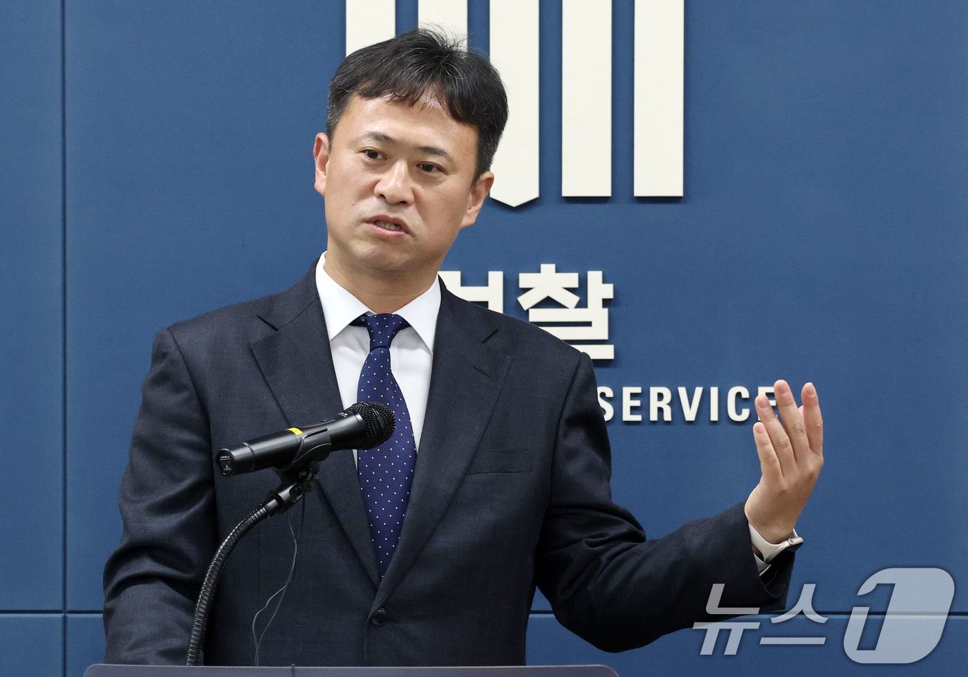 (서울=뉴스1) 박세연 기자 = 김용식 서울중앙지검 공정거래조사부장이 9일 오전 서초구 서울고등검찰청에서 미국 법무부와의 MOU를 기반으로 공조한 주한미군 관련 입찰담합 사건 수사 …