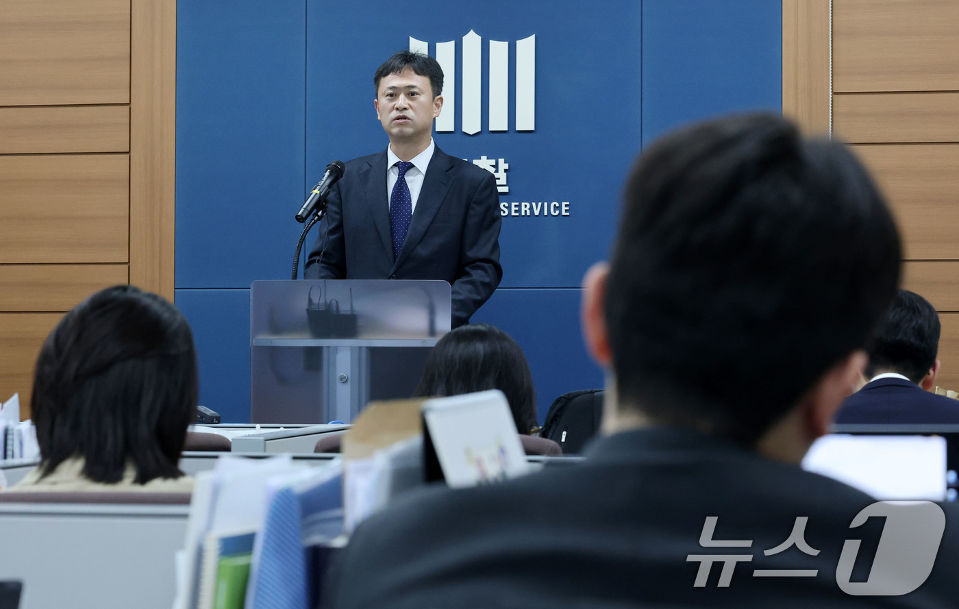 (서울=뉴스1) 박세연 기자 = 김용식 서울중앙지검 공정거래조사부장이 9일 오전 서초구 서울고등검찰청에서 미국 법무부와의 MOU를 기반으로 공조한 주한미군 관련 입찰담합 사건 수사 …