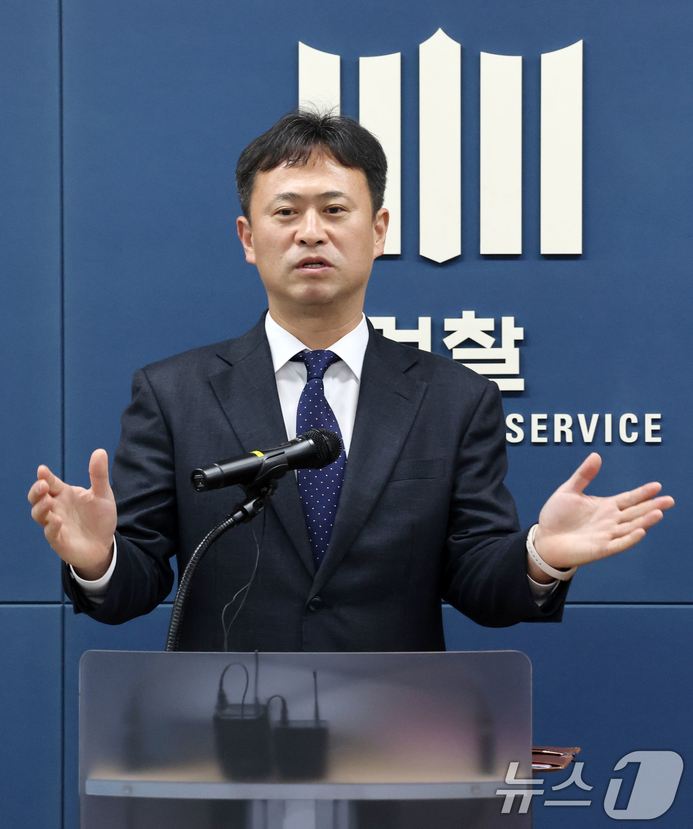 (서울=뉴스1) 박세연 기자 = 김용식 서울중앙지검 공정거래조사부장이 9일 오전 서초구 서울고등검찰청에서 미국 법무부와의 MOU를 기반으로 공조한 주한미군 관련 입찰담합 사건 수사 …