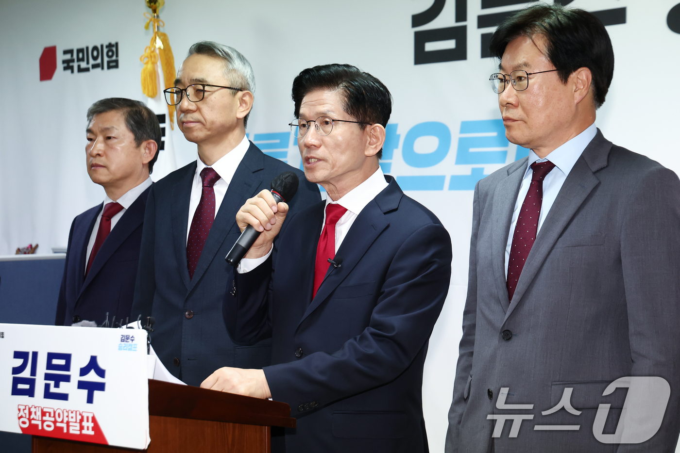 (서울=뉴스1) 김민지 기자 = 김문수 국민의힘 대통령 후보가 9일 오전 서울 여의도 선거사무소에서 북핵 억제력 강화 공약 발표를 하고 있다. 2025.5.9/뉴스1