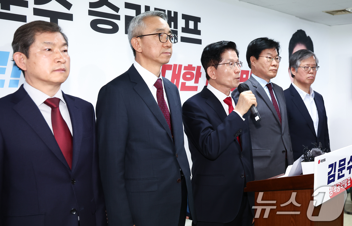 (서울=뉴스1) 김민지 기자 = 김문수 국민의힘 대통령 후보가 9일 오전 서울 여의도 선거사무소에서 북핵 억제력 강화 공약 발표를 하고 있다. 2025.5.9/뉴스1