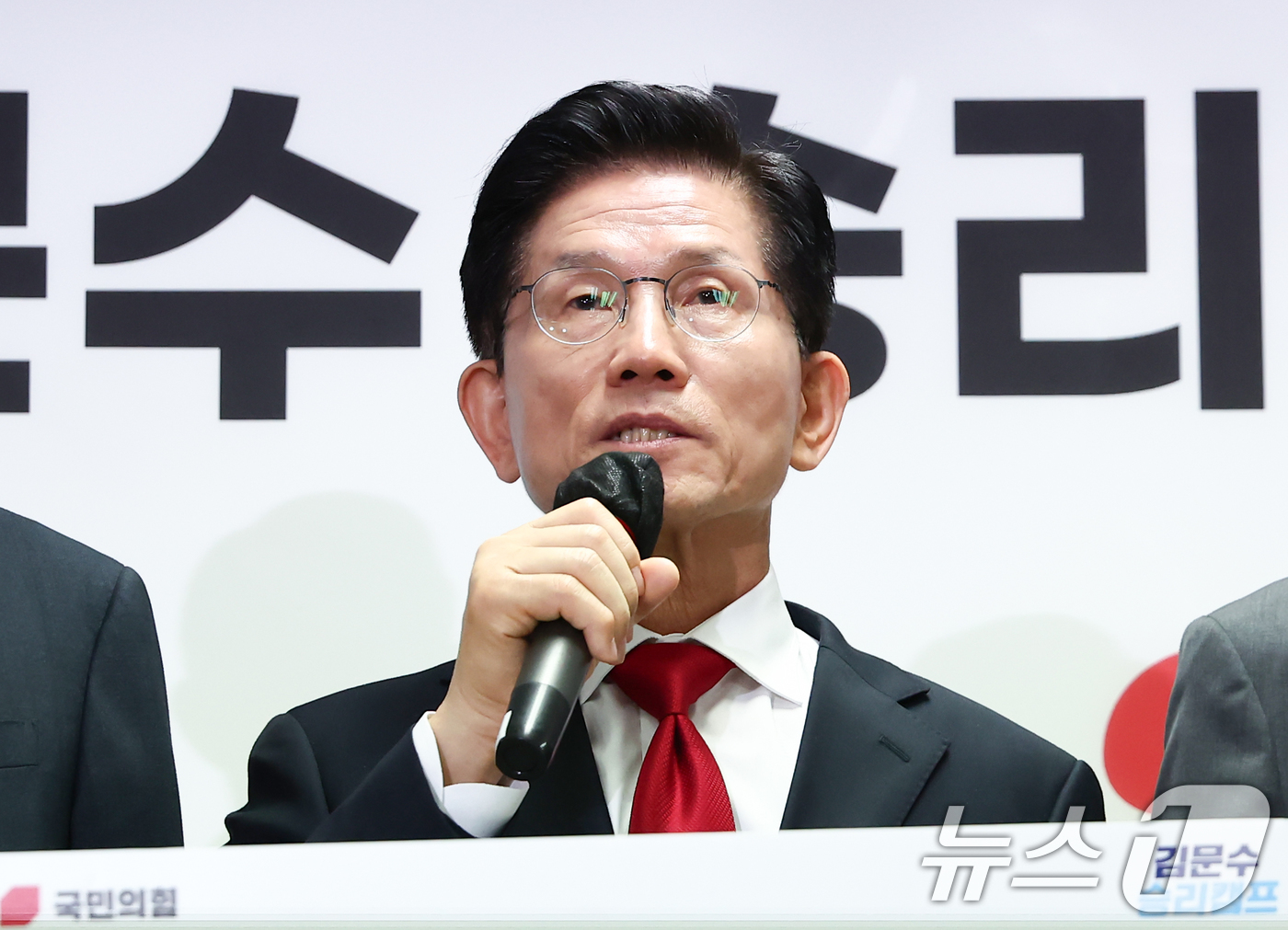 (서울=뉴스1) 김민지 기자 = 김문수 국민의힘 대통령 후보가 9일 오전 서울 여의도 선거사무소에서 북핵 억제력 강화 공약 발표를 하고 있다. 2025.5.9/뉴스1
