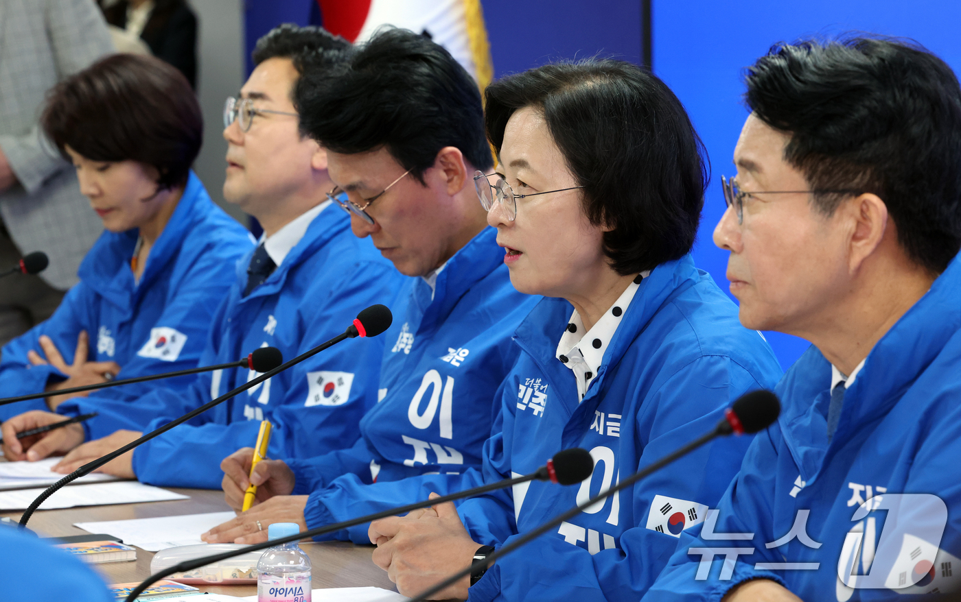 (서울=뉴스1) 김명섭 기자 = 추미애 더불어민주당 제21대 대통령 선거 골목골목 선거대책위원회 위원장이 9일 서울 영등포구 여의도 당사에서 열린 제1차 회의에서 발언을 하고 있다 …