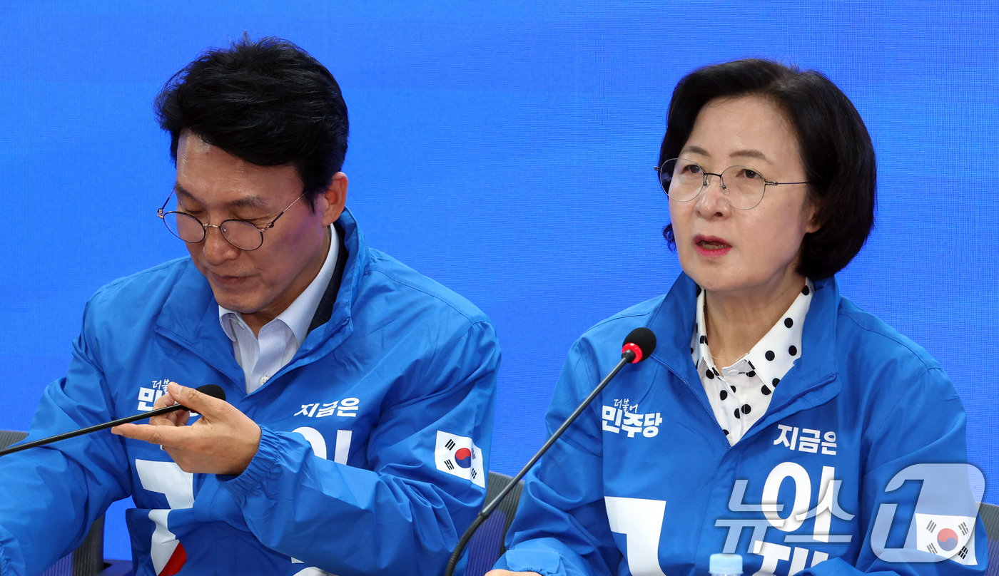 (서울=뉴스1) 김명섭 기자 = 추미애 더불어민주당 제21대 대통령 선거 골목골목 선거대책위원회 위원장이 9일 서울 영등포구 여의도 당사에서 열린 제1차 회의에서 발언을 하고 있다 …