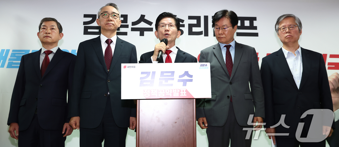 (서울=뉴스1) 김민지 기자 = 김문수 국민의힘 대통령 후보가 9일 오전 서울 여의도 선거사무소에서 북핵 억제력 강화 공약 발표를 하고 있다. 2025.5.9/뉴스1