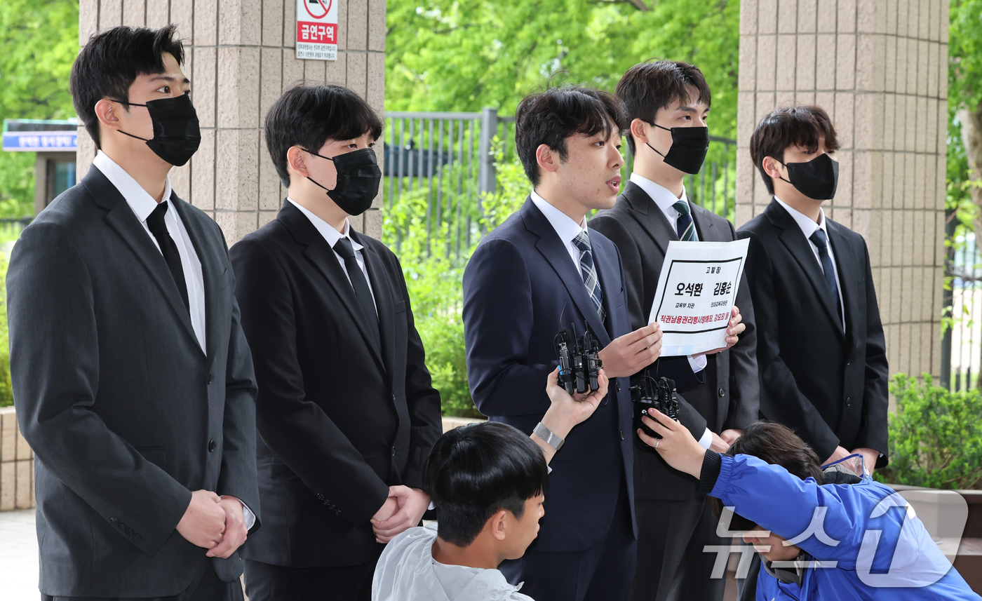 (서울=뉴스1) 장수영 기자 = 이선우 대한의과대학·의학전문대학원학생협회(의대협) 비대위원장과 의대생들이 9일 오전 정부과천청사 고위공직자범죄수사처 앞에서 오석환 교육부 차관과 김 …