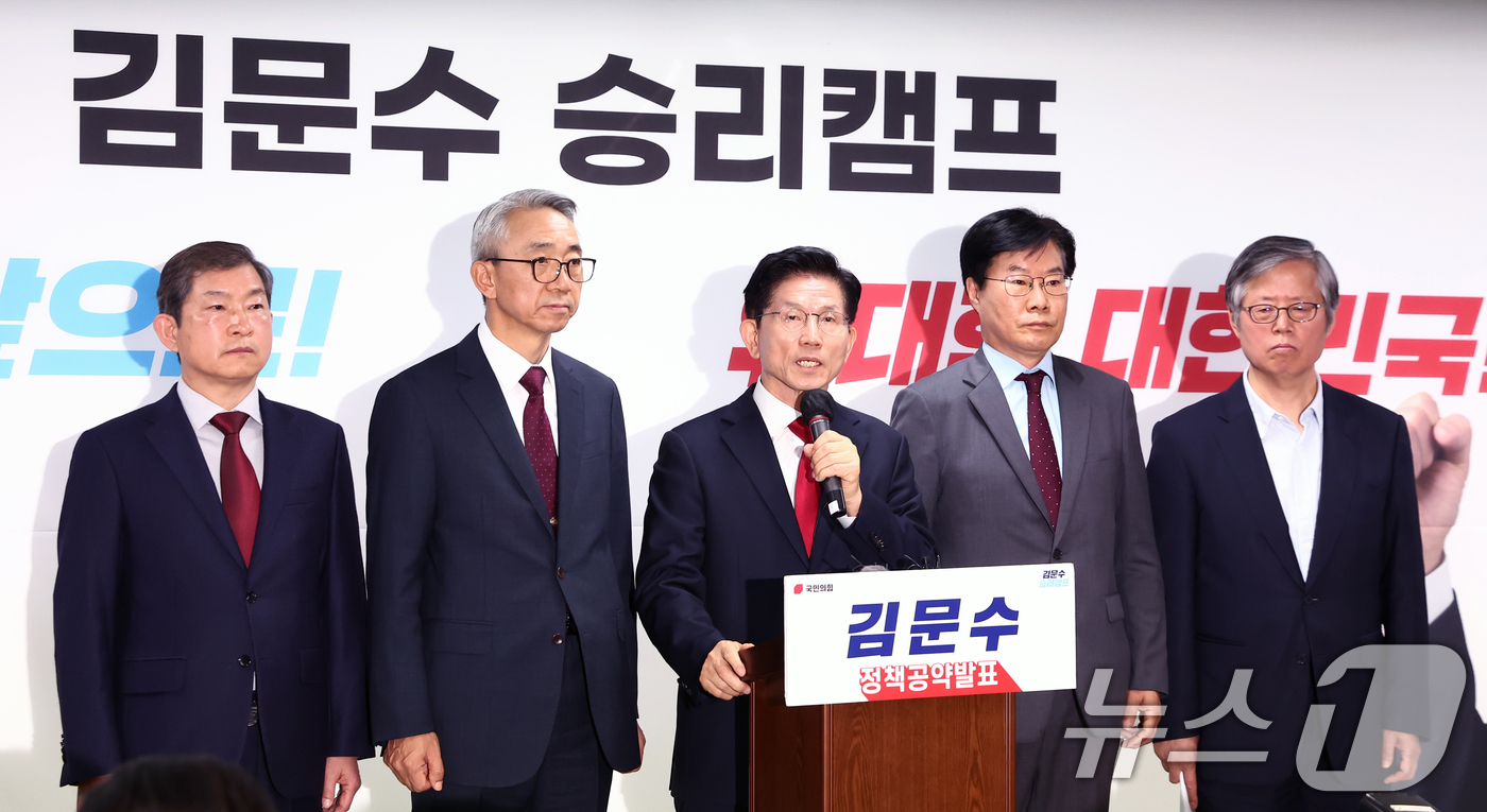 (서울=뉴스1) 김민지 기자 = 김문수 국민의힘 대통령 후보가 9일 오전 서울 여의도 선거사무소에서 북핵 억제력 강화 공약 발표를 하고 있다. 2025.5.9/뉴스1