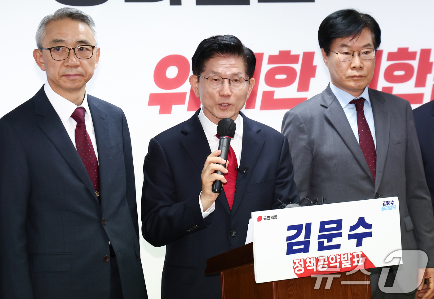 (서울=뉴스1) 김민지 기자 = 김문수 국민의힘 대통령 후보가 9일 오전 서울 여의도 선거사무소에서 북핵 억제력 강화 공약 발표를 하고 있다. 2025.5.9/뉴스1