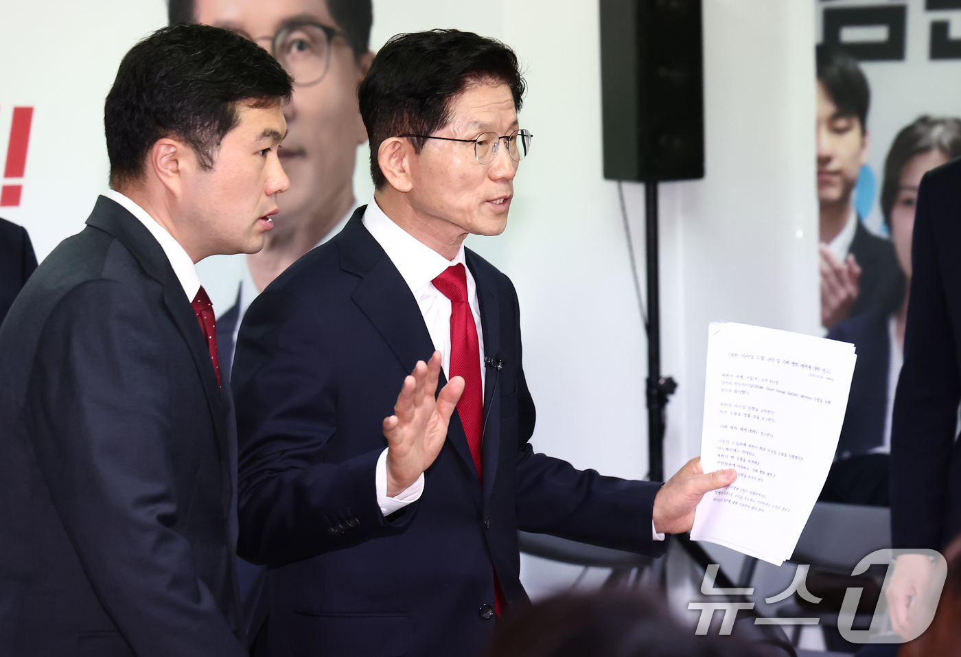 (서울=뉴스1) 김민지 기자 = 김문수 국민의힘 대통령 후보가 9일 오전 서울 여의도 선거사무소에서 북핵 억제력 강화 공약 발표를 마치고 이동하고 있다. 2025.5.9/뉴스1