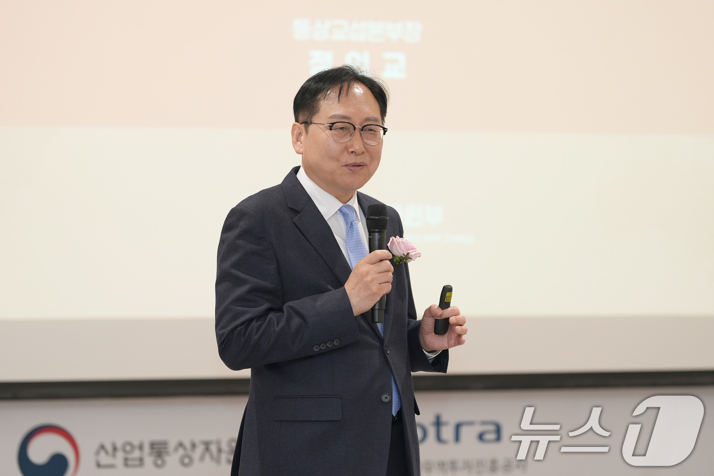 (서울=뉴스1) 이연주 기자 = 정인교 산업통상자원부 통상교섭본부장이 9일 경상남도 창원시 그랜드머큐어 앰배서더호텔에서 열린 '글로벌 통상환경 변화 대응 설명회'에 참석해 '미국의 …
