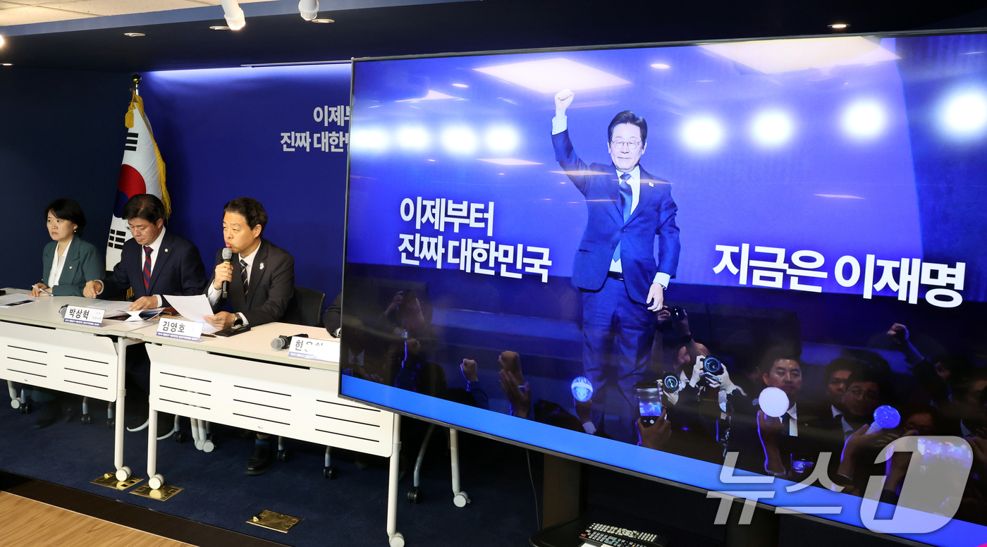 (서울=뉴스1) 김명섭 기자 = 김영호 제21대 대통령선거 더불어민주당 중앙선거대책위원회 홍보본부장이 4일 오전 서울 영등포구 여의도 당사에서 대선 홍보캠페인 기조 브리핑을 하고 …