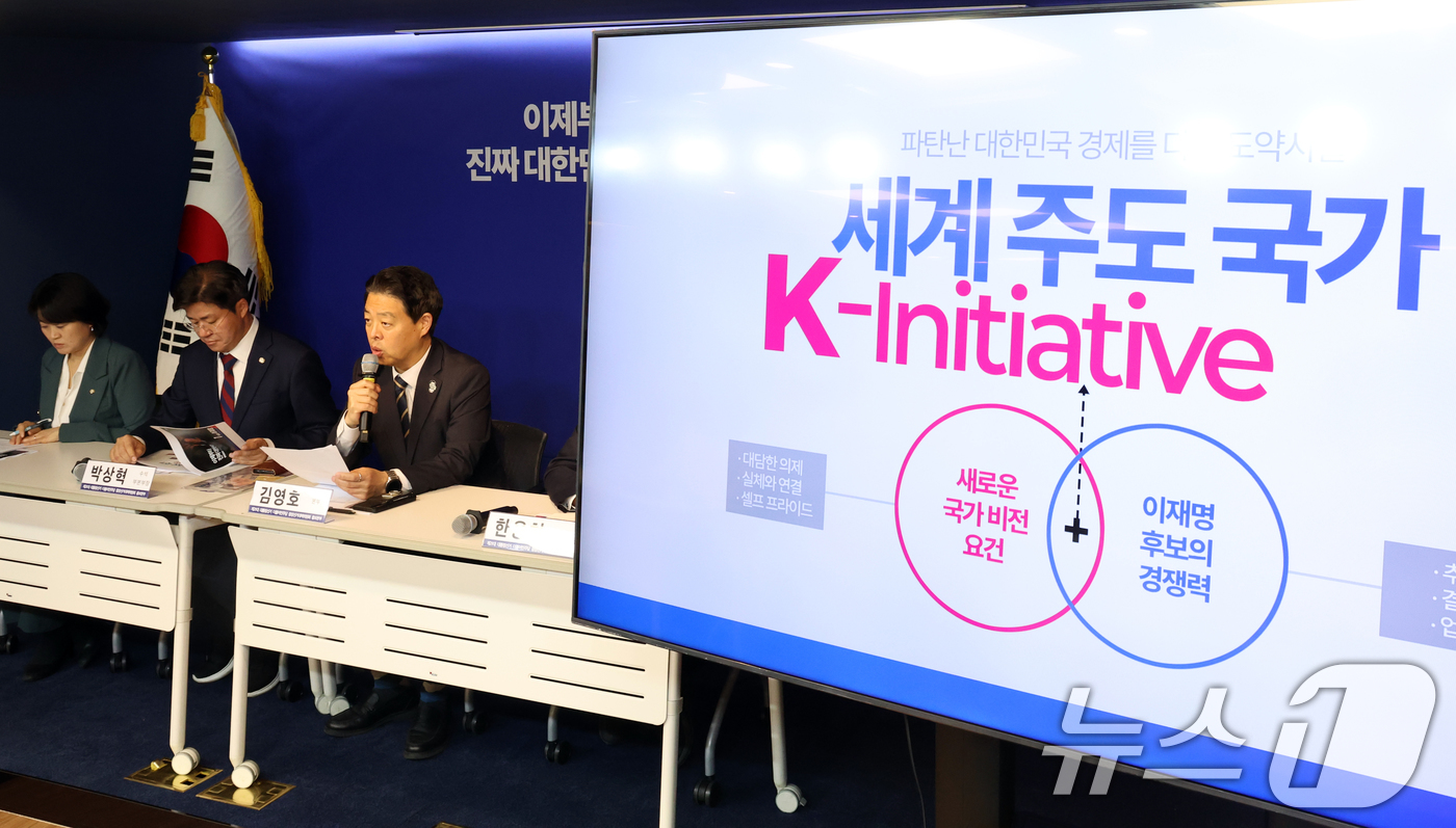 (서울=뉴스1) 김명섭 기자 = 김영호 제21대 대통령선거 더불어민주당 중앙선거대책위원회 홍보본부장이 4일 오전 서울 영등포구 여의도 당사에서 대선 홍보캠페인 기조 브리핑을 하고 …