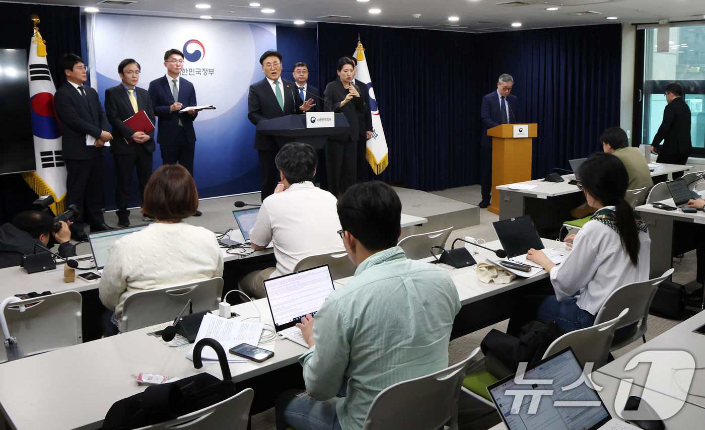 (서울=뉴스1) 임세영 기자 = 유상임 과학기술정보통신부 장관이 9일 서울 종로구 정부서울청사에서 과기정통부 핵심과제 추진현황 브리핑을 하고 있다.  2025.5.9/뉴스1