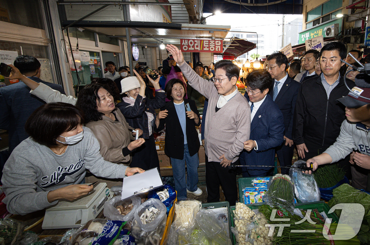 (영천=뉴스1) 이재명 기자 = 3차 경청투어에 나선 이재명 더불어민주당 대통령 후보가 9일 오전 경북 영천시완산동 영천공설시장에서 상인들과 인사를 나누고 있다. 2025.5.9/ …