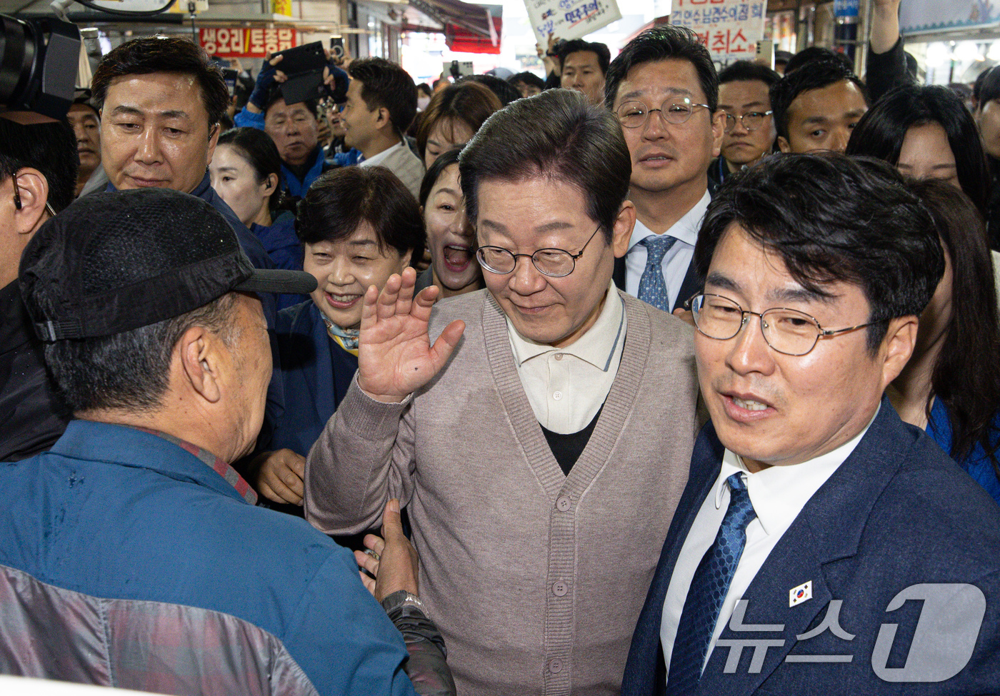 (영천=뉴스1) 이재명 기자 = 3차 경청투어에 나선 이재명 더불어민주당 대통령 후보가 9일 오전 경북 영천시완산동 영천공설시장에서 시민들에게 인사를 하고 있다. 2025.5.9/ …