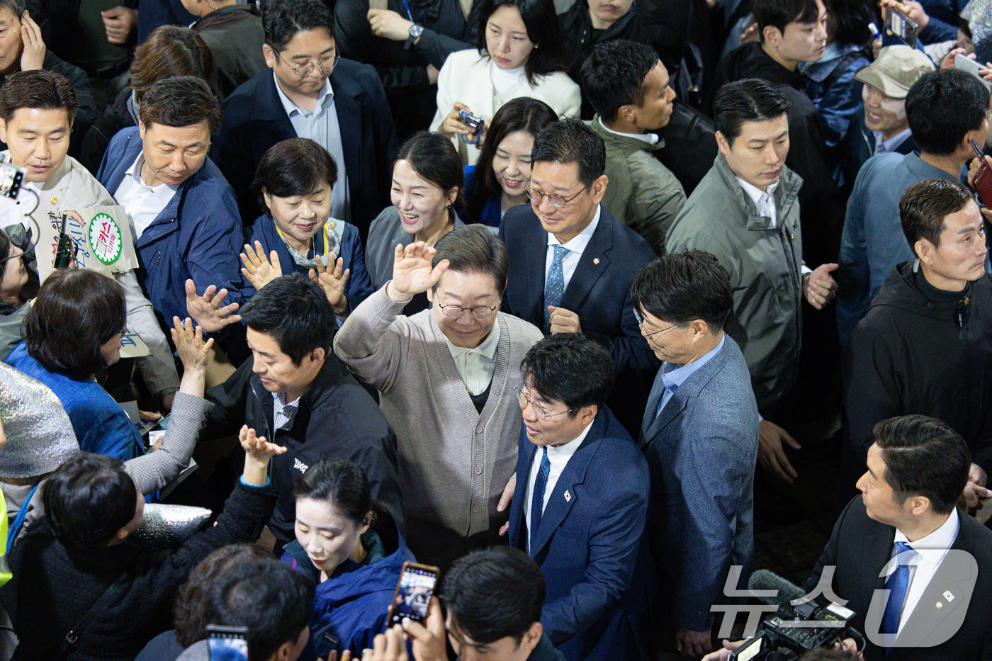 (영천=뉴스1) 이재명 기자 = 3차 경청투어에 나선 이재명 더불어민주당 대통령 후보가 9일 오전 경북 영천시완산동 영천공설시장에서 시민들에게 인사하고 있다. 2025.5.9/뉴스 …