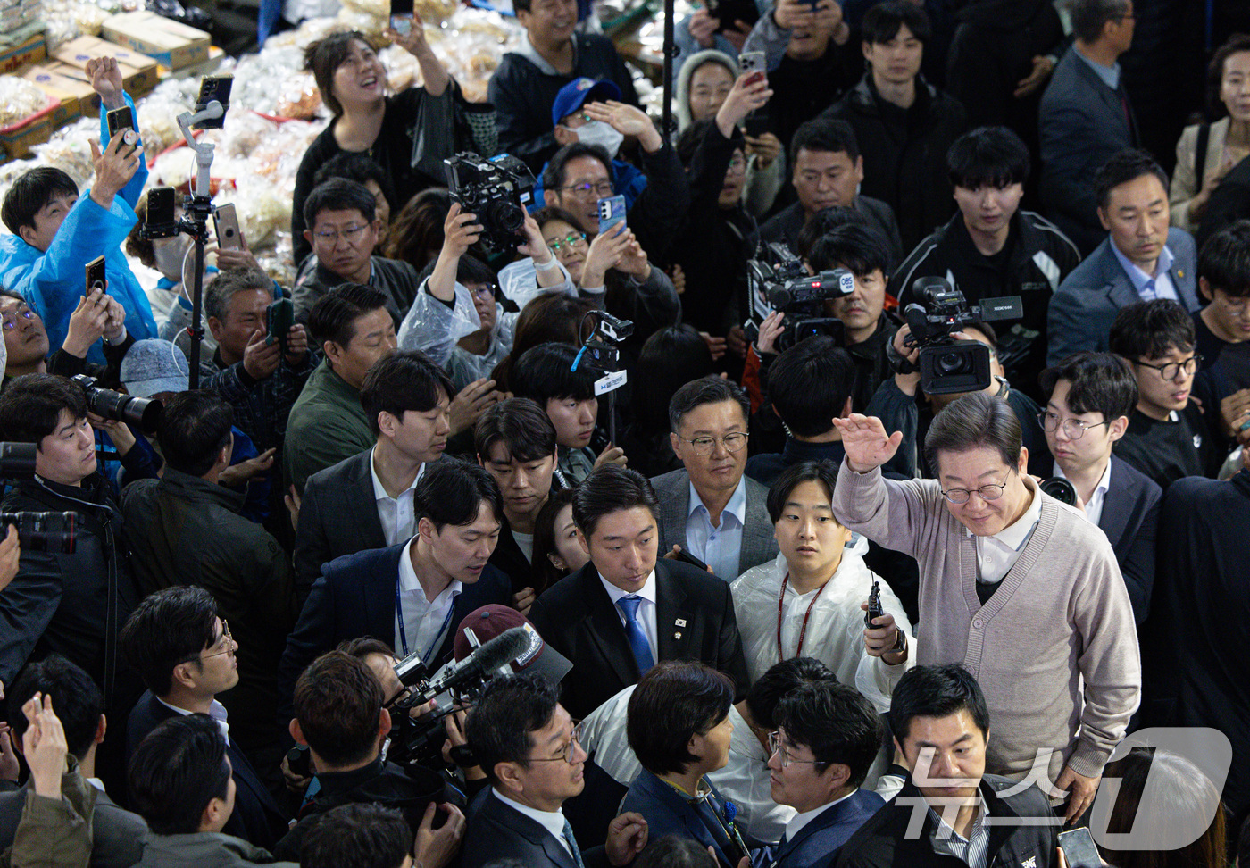 (영천=뉴스1) 이재명 기자 = 3차 경청투어에 나선 이재명 더불어민주당 대통령 후보가 9일 오전 경북 영천시완산동 영천공설시장에서 연설하기 전 인사하고 있다. 2025.5.9/뉴 …