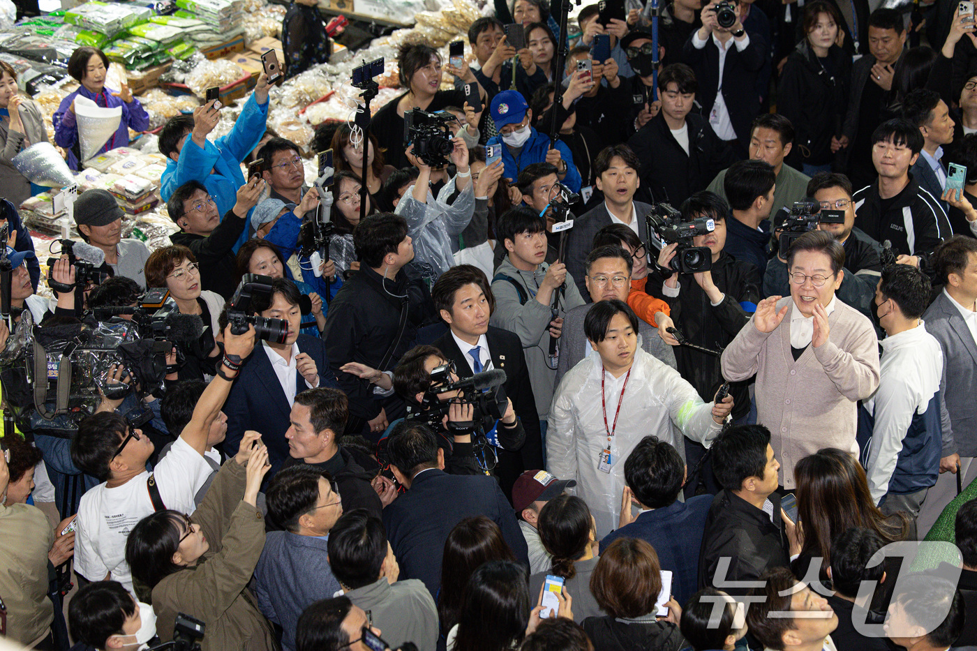 (영천=뉴스1) 이재명 기자 = 3차 경청투어에 나선 이재명 더불어민주당 대통령 후보가 9일 오전 경북 영천시완산동 영천공설시장에서 연설을 하고 있다. 2025.5.9/뉴스1