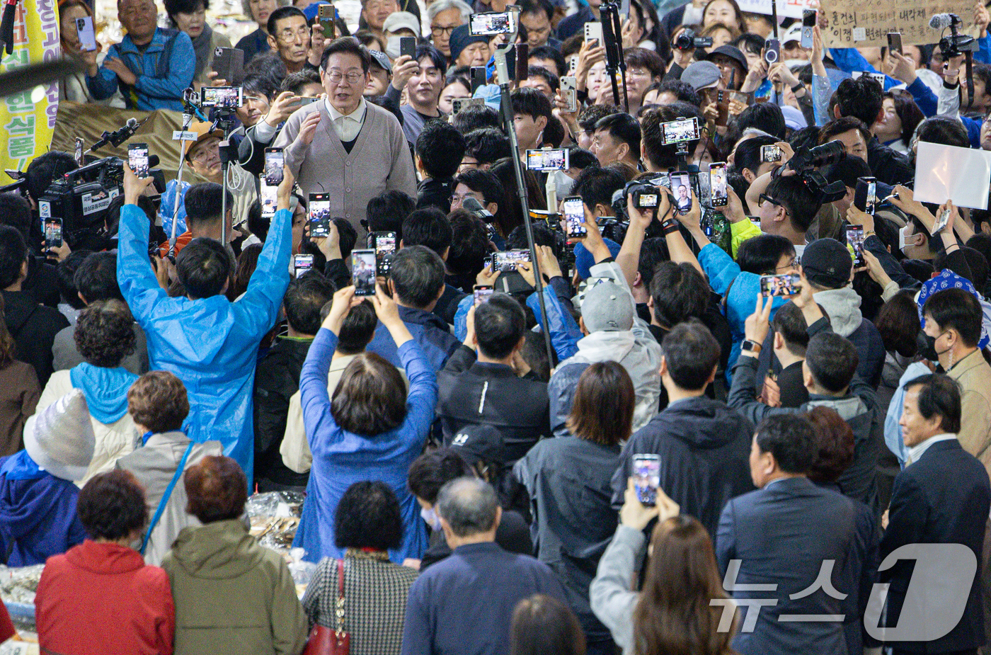 (영천=뉴스1) 이재명 기자 = 3차 경청투어에 나선 이재명 더불어민주당 대통령 후보가 9일 오전 경북 영천시완산동 영천공설시장에서 연설을 하고 있다. 2025.5.9/뉴스1