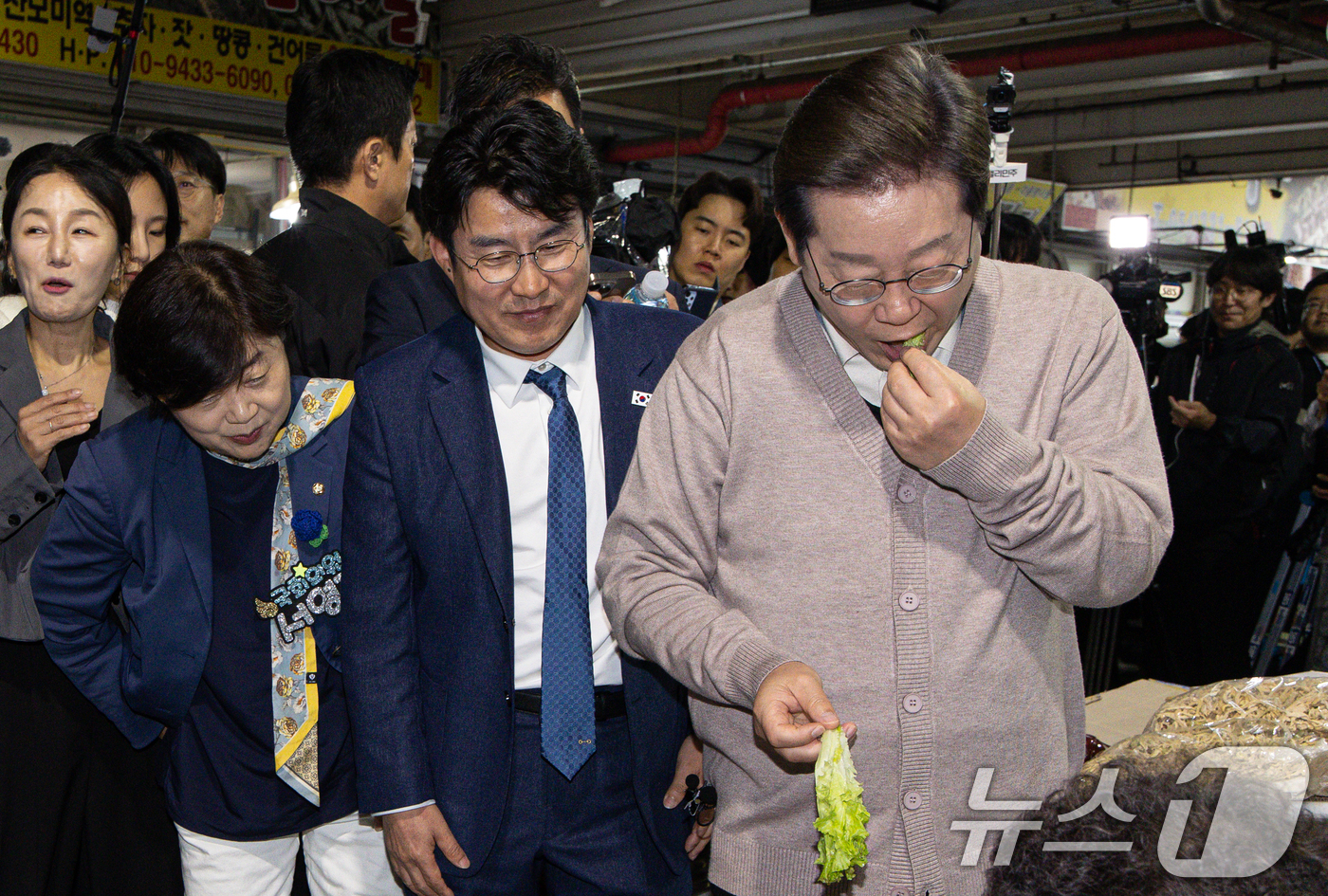 (영천=뉴스1) 이재명 기자 = 3차 경청투어에 나선 이재명 더불어민주당 대통령 후보가 9일 오전 경북 영천시완산동 영천공설시장에서 상추를 맛보고 있다. 2025.5.9/뉴스1