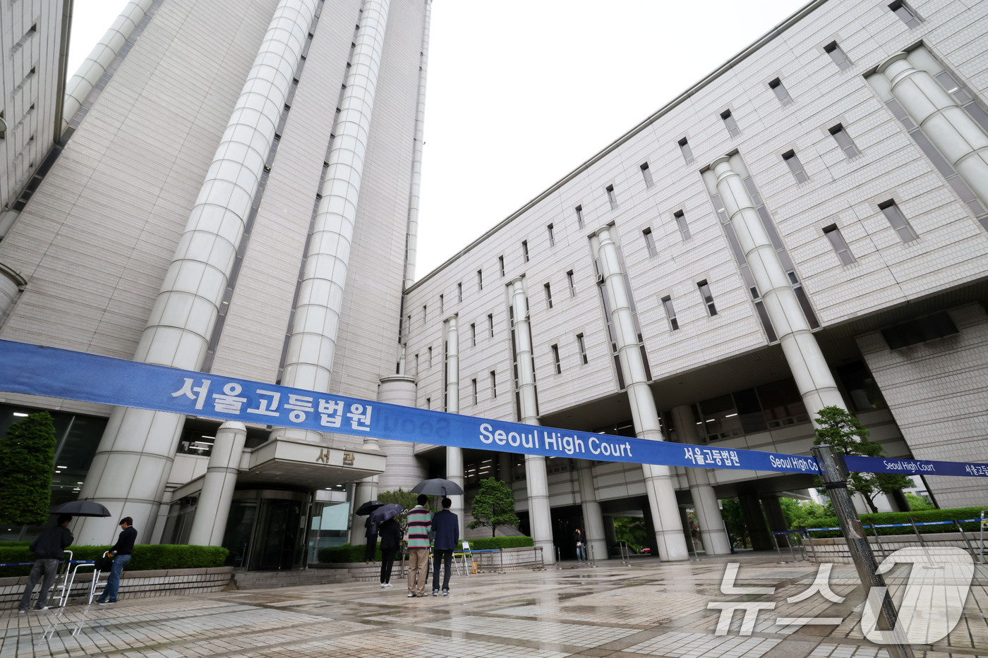 (서울=뉴스1) 박세연 기자 = 윤석열 전 대통령이 내란 우두머리 형사 재판을 받기 위해 법원에 출입하는 모습이 12일 처음으로 공개된다.서울고법은 지난 8일 “12일 예정된 피고 …