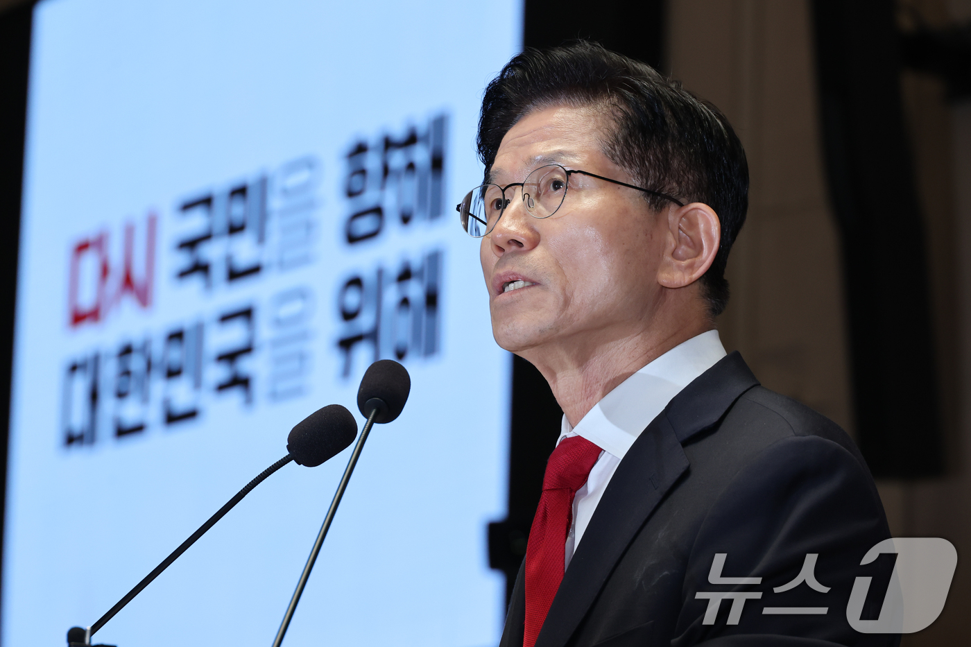 (서울=뉴스1) 안은나 기자 = 김문수 국민의힘 대통령 후보가 9일 서울 여의도 국회에서 열린 의원총회에서 "무소속을 당 후보 만들려 불법부당 수단 동원, 중단하라"며 입장을 밝히 …