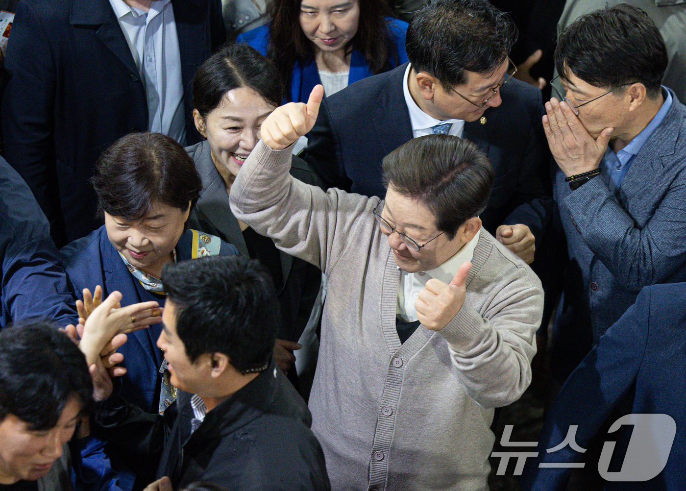 (영천=뉴스1) 이재명 기자 = 3차 경청투어에 나선 이재명 더불어민주당 대통령 후보가 9일 오전 경북 영천시완산동 영천공설시장에서 시민들에게 인사하고 있다. 2025.5.9/뉴스 …