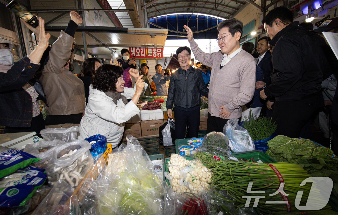 (영천=뉴스1) 이재명 기자 = 3차 경청투어에 나선 이재명 더불어민주당 대통령 후보가 9일 오전 경북 영천시완산동 영천공설시장에서 상인들에게 인사하고 있다. 2025.5.9/뉴스 …