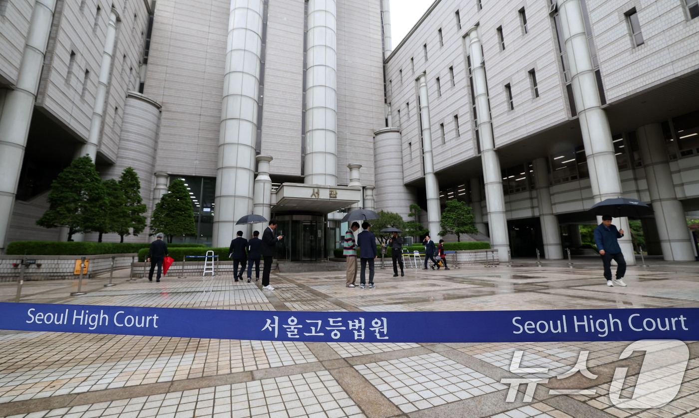 (서울=뉴스1) 박세연 기자 = 9일 법원 관계자와 취재진이 서초구 서울법원종합청사 서관 쪽 지상출입구 앞에서 분주한 모습을 보이고 있다.윤석열 전 대통령이 내란 우두머리 형사 재 …