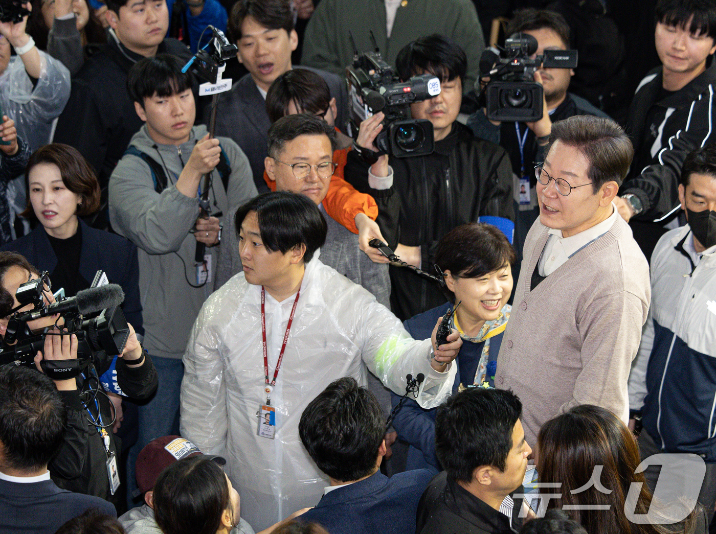 (영천=뉴스1) 이재명 기자 = 3차 경청투어에 나선 이재명 더불어민주당 대통령 후보가 9일 오전 경북 영천시완산동 영천공설시장에서 연설을 하고 있다. 2025.5.9/뉴스1