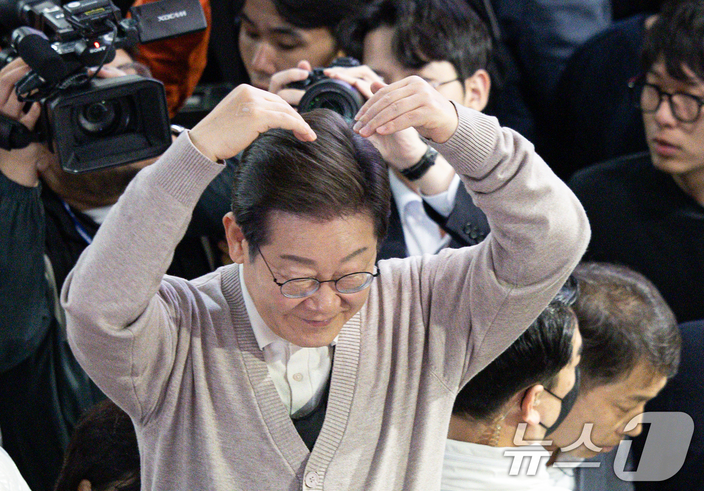 (영천=뉴스1) 이재명 기자 = 3차 경청투어에 나선 이재명 더불어민주당 대통령 후보가 9일 오전 경북 영천시완산동 영천공설시장에서 연설을 하기 전 하트를 그려보이고 있다. 202 …