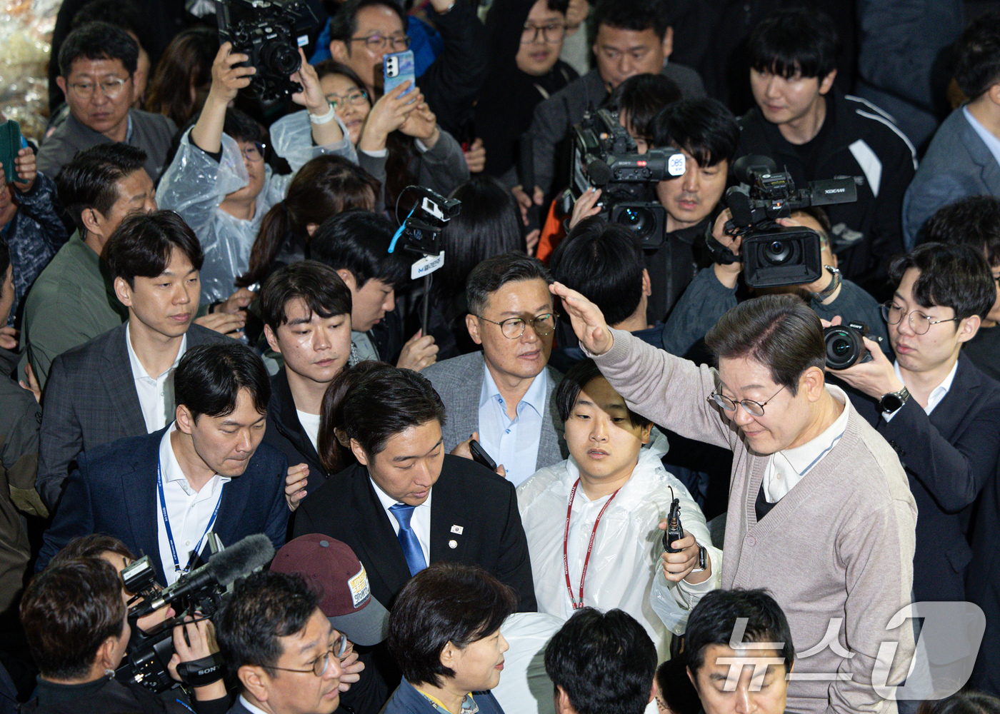 (영천=뉴스1) 이재명 기자 = 3차 경청투어에 나선 이재명 더불어민주당 대통령 후보가 9일 오전 경북 영천시완산동 영천공설시장에서 연설을 하기 전 인사하고 있다. 2025.5.9 …