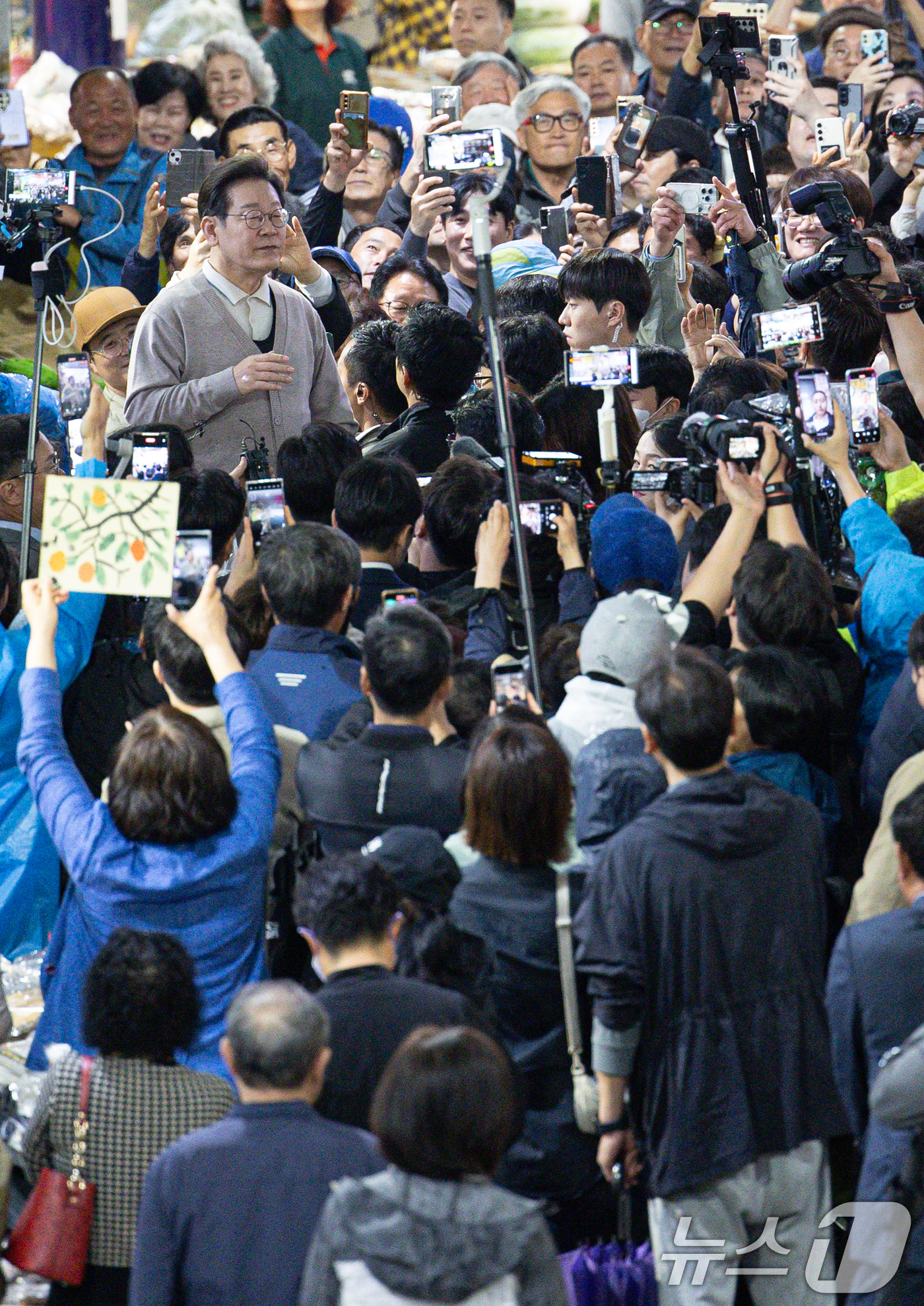 (영천=뉴스1) 이재명 기자 = 3차 경청투어에 나선 이재명 더불어민주당 대통령 후보가 9일 오전 경북 영천시완산동 영천공설시장에서 연설을 하고 있다. 2025.5.9/뉴스1