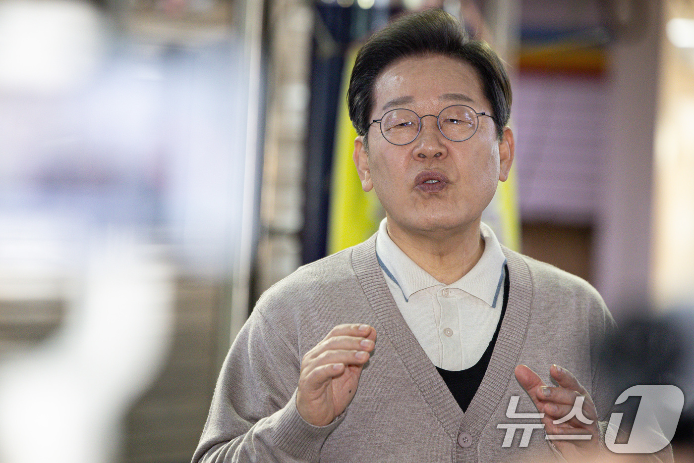 (영천=뉴스1) 이재명 기자 = 3차 경청투어에 나선 이재명 더불어민주당 대통령 후보가 9일 오전 경북 영천시완산동 영천공설시장에서 연설을 하고 있다. 2025.5.9/뉴스1